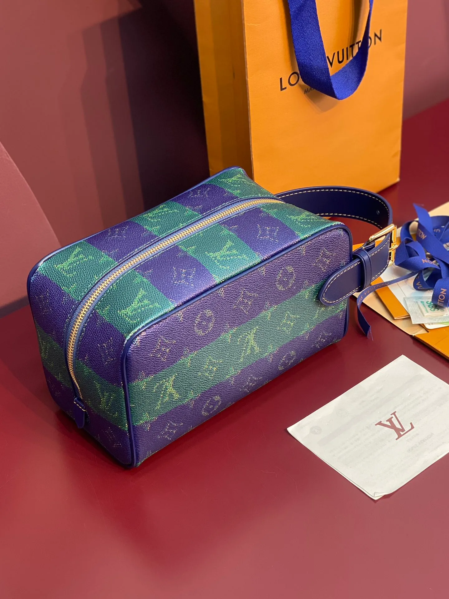 M25902 Blue Stripe! Core version! The LOCKER DOPP KIT toilet bag is made of Monogram Heritage coated canvas designed by Pharrell Williams, integrating the Monogram pattern into the vertical and horizontal texture of the original Damier check. The main compartment and interior patch pockets are functional, while the interior lining is accented with vibrant stripes. Dimensions: 13 x 12 x 23 cm (H x W x Length)