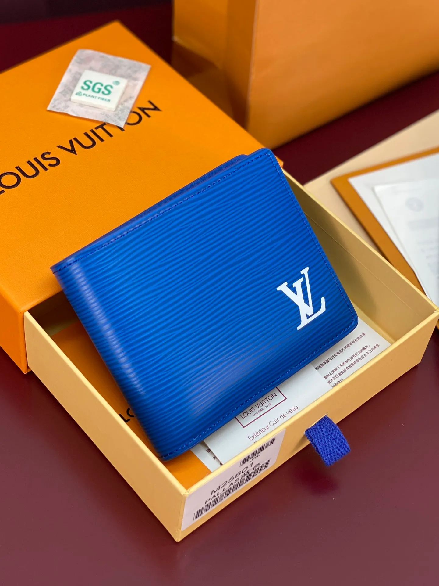 M25801 blue! 🐢MULTIPLE Wallet, this Multiple wallet is made of Epi cow leather with a unique texture, and then uses cow leather and printed leather to build a sophisticated inner layer. The compact size includes card slots, pockets and compartments, making it a perfect choice for everyday travel.  9 x 1.5 x 11.5 cm (H x W x Length). 💰380