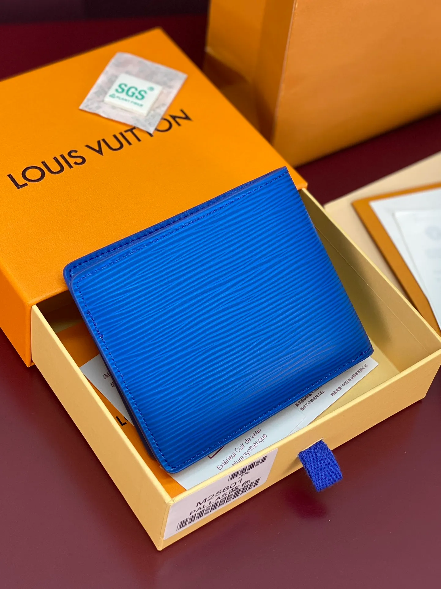 M25801 blue! 🐢MULTIPLE Wallet, this Multiple wallet is made of Epi cow leather with a unique texture, and then uses cow leather and printed leather to build a sophisticated inner layer. The compact size includes card slots, pockets and compartments, making it a perfect choice for everyday travel.  9 x 1.5 x 11.5 cm (H x W x Length). 💰380