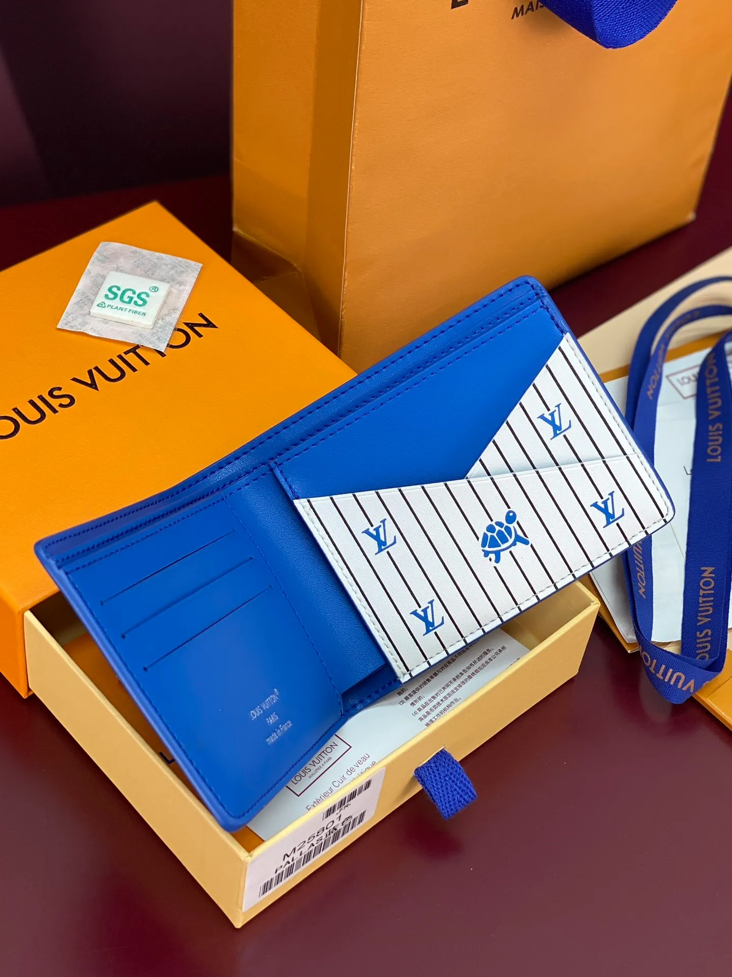 M25801 blue! 🐢MULTIPLE Wallet, this Multiple wallet is made of Epi cow leather with a unique texture, and then uses cow leather and printed leather to build a sophisticated inner layer. The compact size includes card slots, pockets and compartments, making it a perfect choice for everyday travel.  9 x 1.5 x 11.5 cm (H x W x Length). 💰380