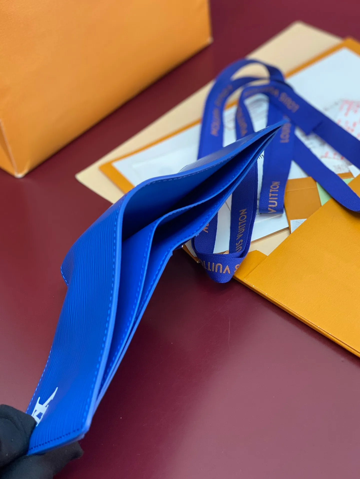 M25801 blue! 🐢MULTIPLE Wallet, this Multiple wallet is made of Epi cow leather with a unique texture, and then uses cow leather and printed leather to build a sophisticated inner layer. The compact size includes card slots, pockets and compartments, making it a perfect choice for everyday travel.  9 x 1.5 x 11.5 cm (H x W x Length). 💰380