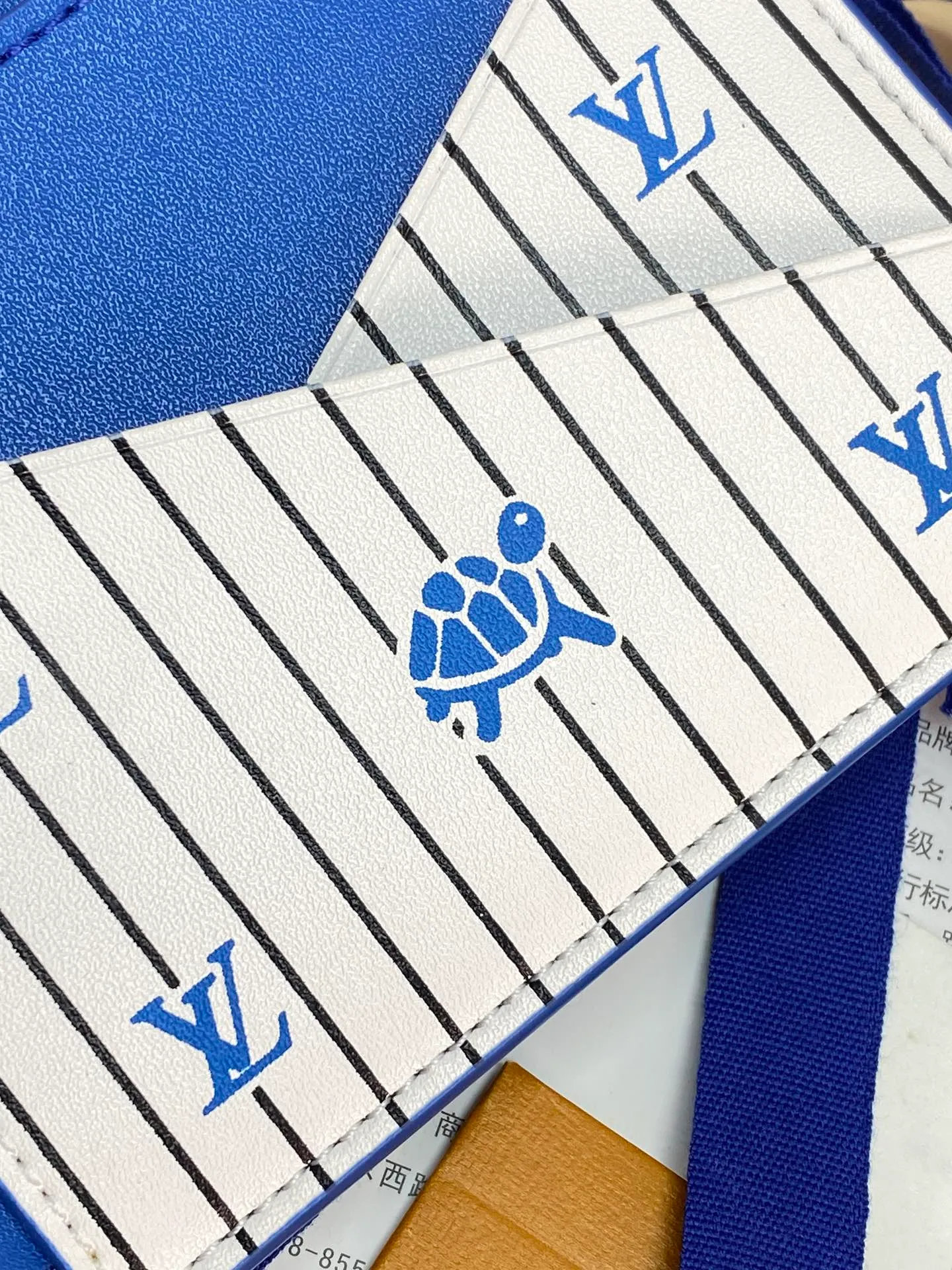 M25801 blue! 🐢MULTIPLE Wallet, this Multiple wallet is made of Epi cow leather with a unique texture, and then uses cow leather and printed leather to build a sophisticated inner layer. The compact size includes card slots, pockets and compartments, making it a perfect choice for everyday travel.  9 x 1.5 x 11.5 cm (H x W x Length). 💰380