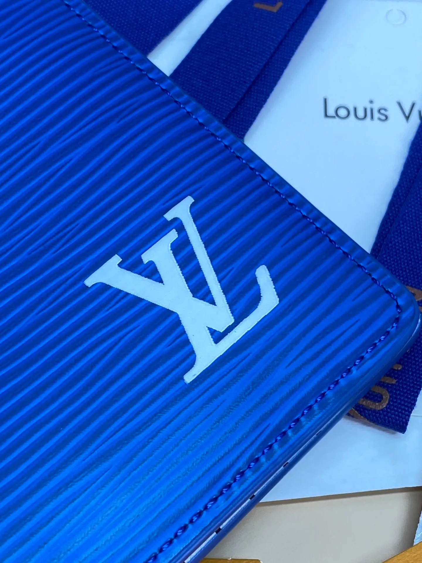 M25801 blue! 🐢MULTIPLE Wallet, this Multiple wallet is made of Epi cow leather with a unique texture, and then uses cow leather and printed leather to build a sophisticated inner layer. The compact size includes card slots, pockets and compartments, making it a perfect choice for everyday travel.  9 x 1.5 x 11.5 cm (H x W x Length). 💰380
