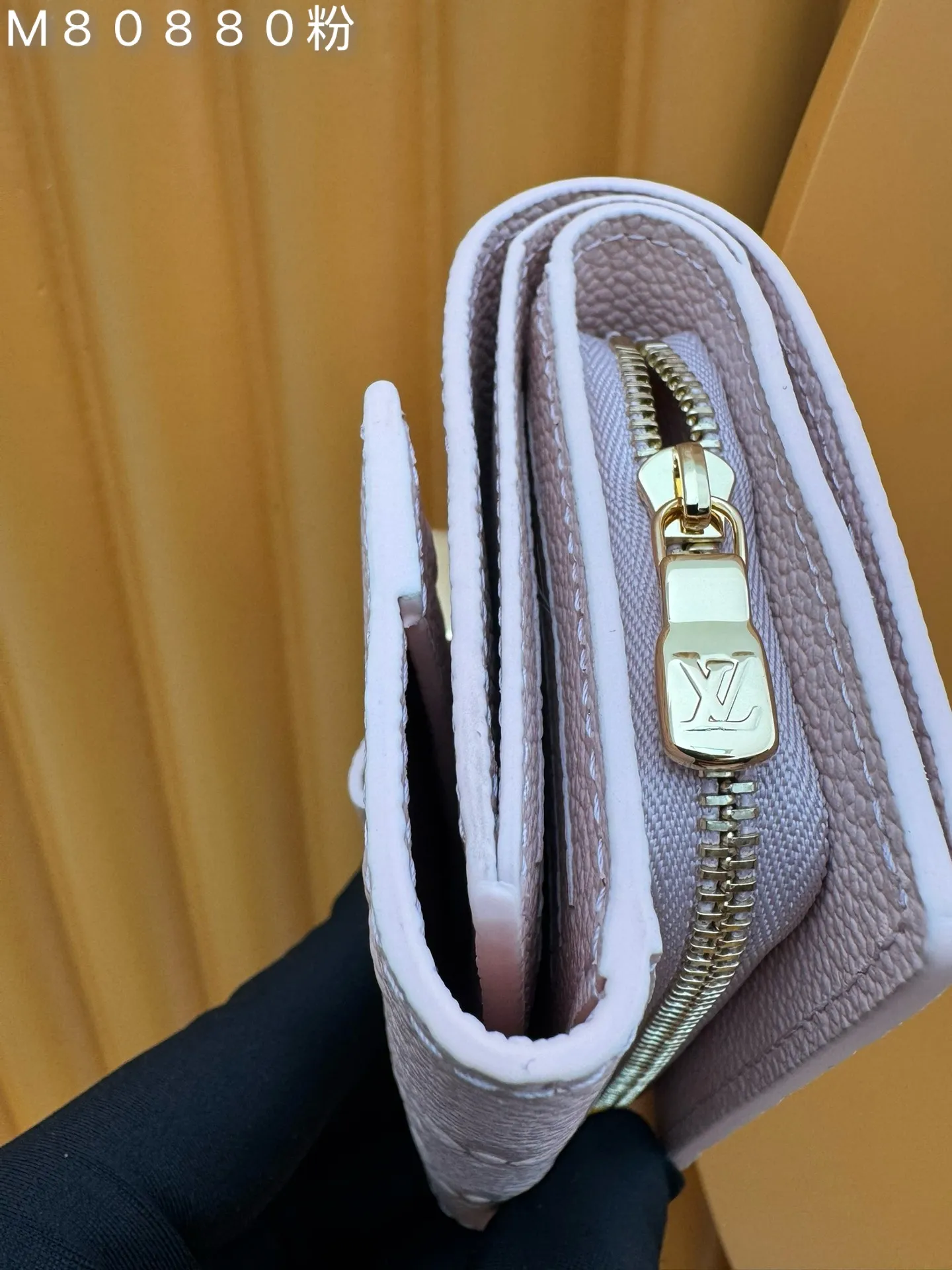 M80880 Powder "Special Duty Free" ♻️[Official special edition·First class material·All steel hardware·French chips·Full set of packaging] Métis short wallet inherits the inspiration of Métis leather goods series and embosses the classic Monogram pattern on soft Monogram Empreinte leather. The pocket S-lock lock secures the flap, continuing the classic Louis Vuitton hard case elements. The elegant construction offers ample interior space, including a zipped accordion coin pocket, patch pockets and card slots. 11.5x8.5x4cm 💰780