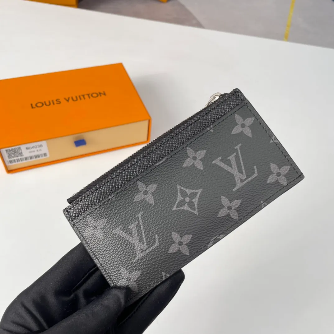 P300🇫🇷Exclusive real shot of overseas original M64038 black flower. This Coin card holder made of Damier Graphite canvas is a safe way to store coins and change. It has a slim appearance and interior features a credit card slot, zippered coin pocket and bill compartment. Black leather lining with black and gray canvas outer layer, fashionable and elegant. Size: 14×8cm