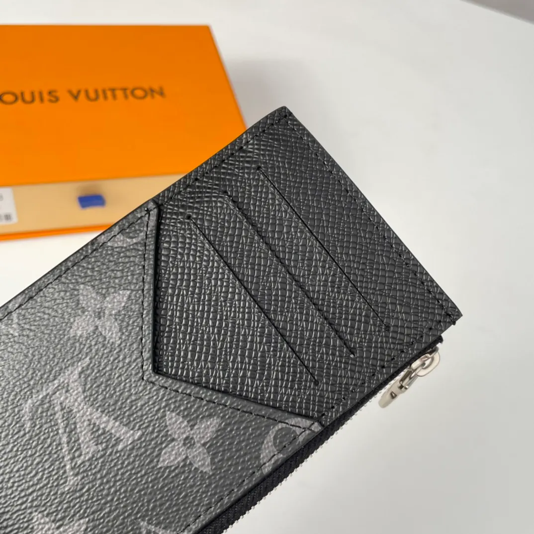 P300🇫🇷Exclusive real shot of overseas original M64038 black flower. This Coin card holder made of Damier Graphite canvas is a safe way to store coins and change. It has a slim appearance and interior features a credit card slot, zippered coin pocket and bill compartment. Black leather lining with black and gray canvas outer layer, fashionable and elegant. Size: 14×8cm