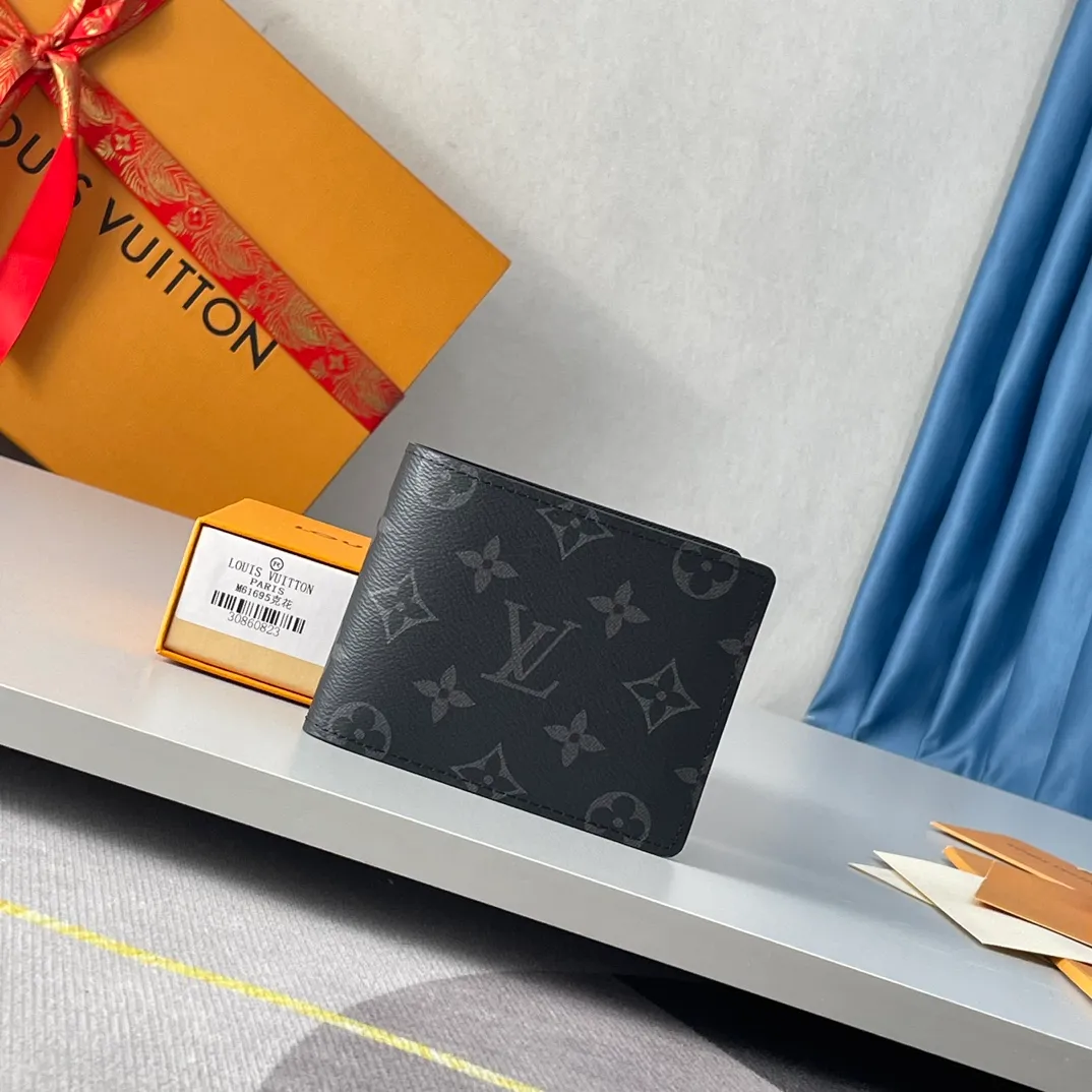 P220🇫🇷Exclusive real shot of overseas original single M61695! The Multiple wallet is made of the new iconic black and gray Monogram Eclipse canvas. The extremely practical interior design is equipped with numerous slots to easily store business cards, credit cards, and banknotes. Compact enough to fit into a garment pocket. Size: 11×9cm