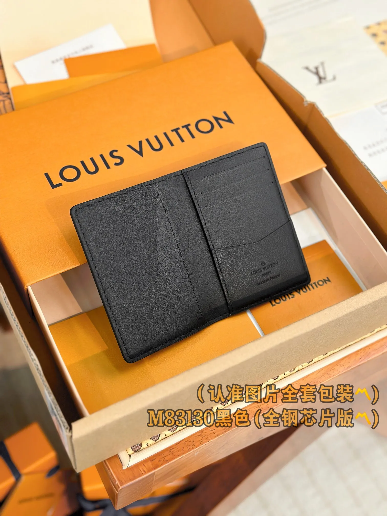M83130 black (〽️A-grade all-steel version〽️) personalized customization, transcoding chip! Concave and convex LOLG, pocket universal wallet This pocket universal wallet from the LV Aerogram series is made of grained cowhide, with low-key and chic tones and compact design embellishments! LV Initials logo, there are three business card compartments and five pockets inside, which can store business cards, receipts and banknotes in an orderly manner, while the external pockets can easily access commonly used cards.  7.5 x 11.1 x 1 cm (length x height x width) Premium 250