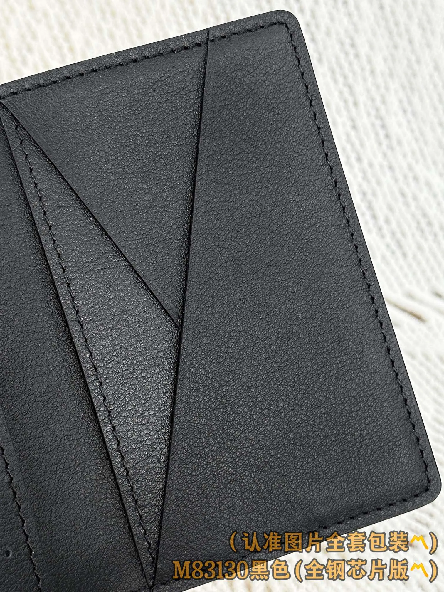 M83130 black (〽️A-grade all-steel version〽️) personalized customization, transcoding chip! Concave and convex LOLG, pocket universal wallet This pocket universal wallet from the LV Aerogram series is made of grained cowhide, with low-key and chic tones and compact design embellishments! LV Initials logo, there are three business card compartments and five pockets inside, which can store business cards, receipts and banknotes in an orderly manner, while the external pockets can easily access commonly used cards.  7.5 x 11.1 x 1 cm (length x height x width) Premium 250