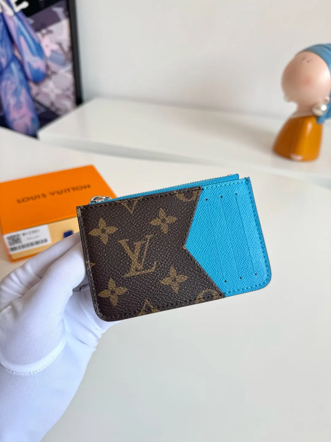 P340🇫🇷Exclusive real shot of overseas original single M12382! Part of the Colormania collection, the Romy card holder extends its inspiration from the Louis Vuitton archives with a dynamic design, featuring contrasting leather trim and a card compartment in Monogram coated canvas. A metal zipper opens the interior for safe storage of coins. Size: 12×8cm
