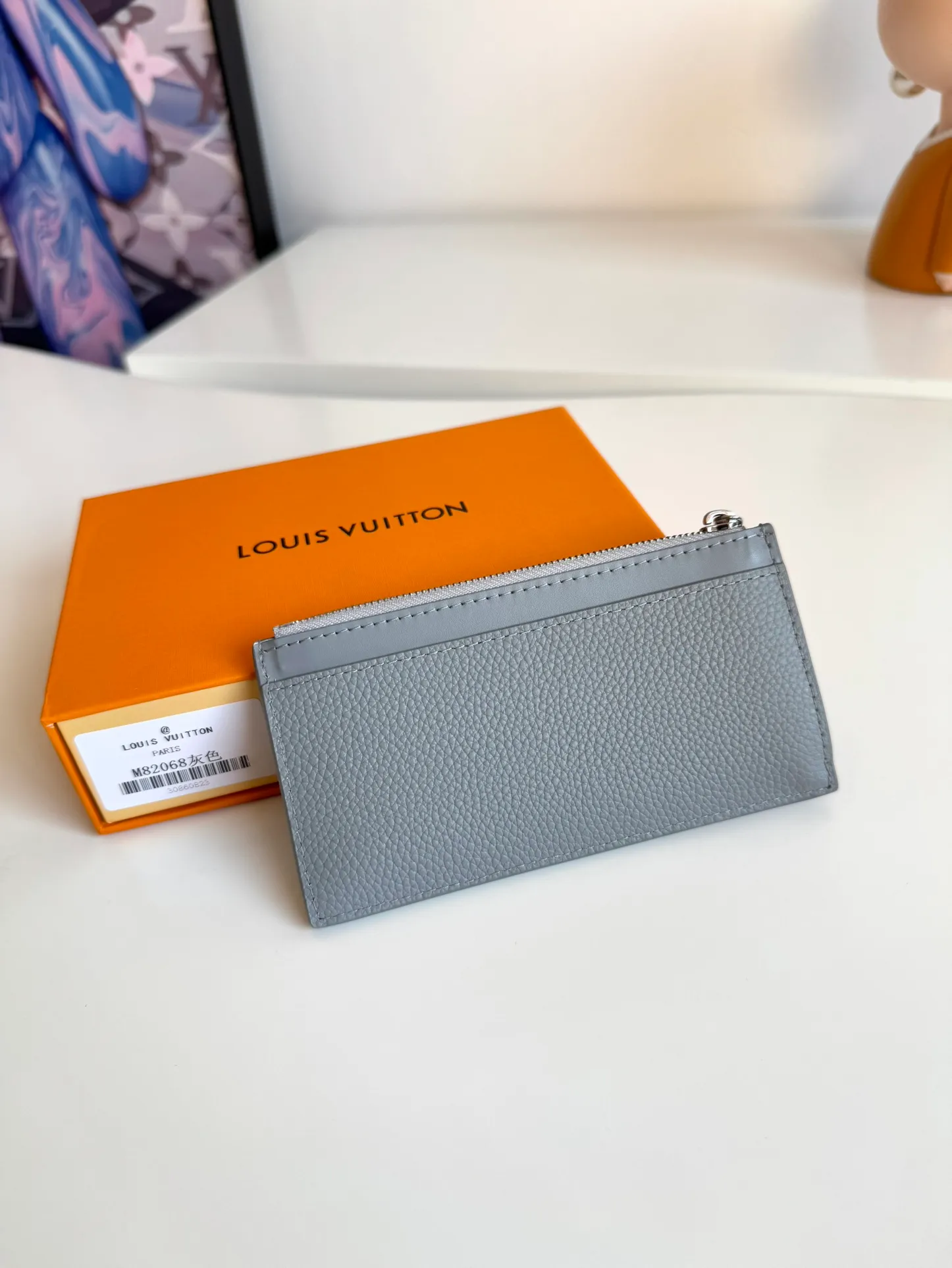 P380🇫🇷Overseas original single M82068 gray exclusive real shot! Crafted from Louis Vuitton's signature Taiga leather, the Coin Card Holder has a sleek look and is ideal for safely storing loose change. The interior features multiple credit card slots and bill compartments, as well as a zippered coin pocket. Size: 14.5×8×1cm
