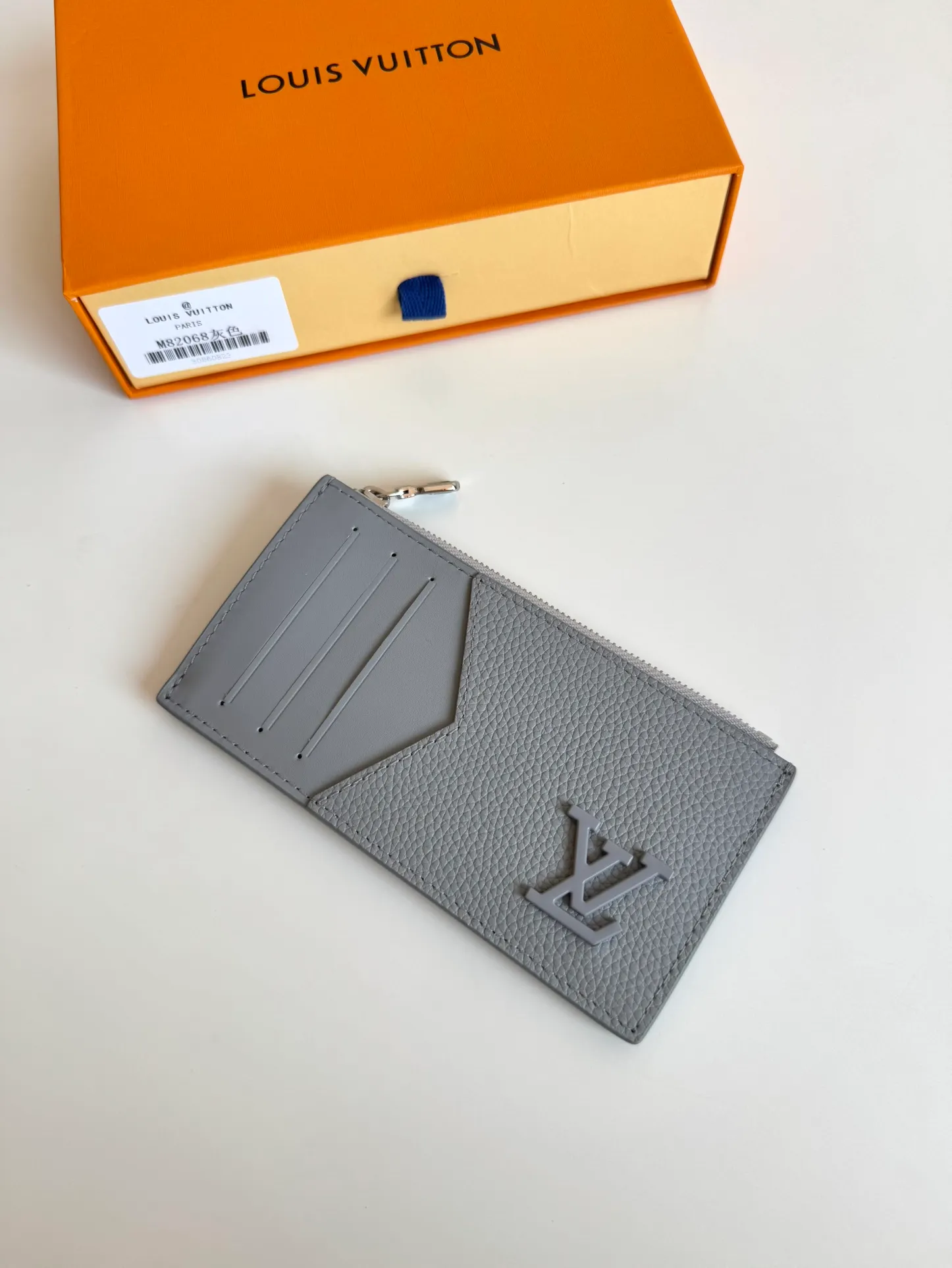 P380🇫🇷Overseas original single M82068 gray exclusive real shot! Crafted from Louis Vuitton's signature Taiga leather, the Coin Card Holder has a sleek look and is ideal for safely storing loose change. The interior features multiple credit card slots and bill compartments, as well as a zippered coin pocket. Size: 14.5×8×1cm