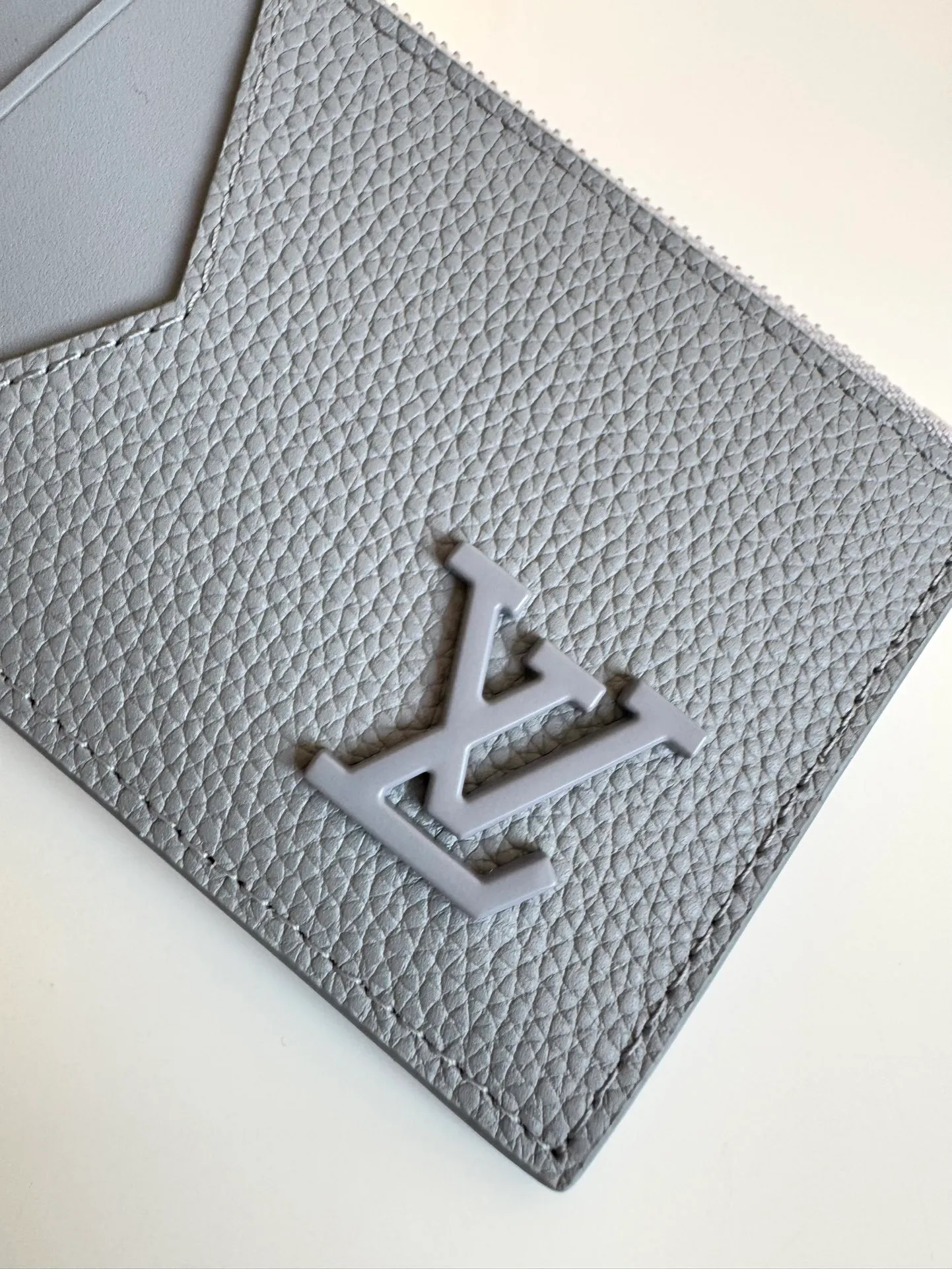 P380🇫🇷Overseas original single M82068 gray exclusive real shot! Crafted from Louis Vuitton's signature Taiga leather, the Coin Card Holder has a sleek look and is ideal for safely storing loose change. The interior features multiple credit card slots and bill compartments, as well as a zippered coin pocket. Size: 14.5×8×1cm