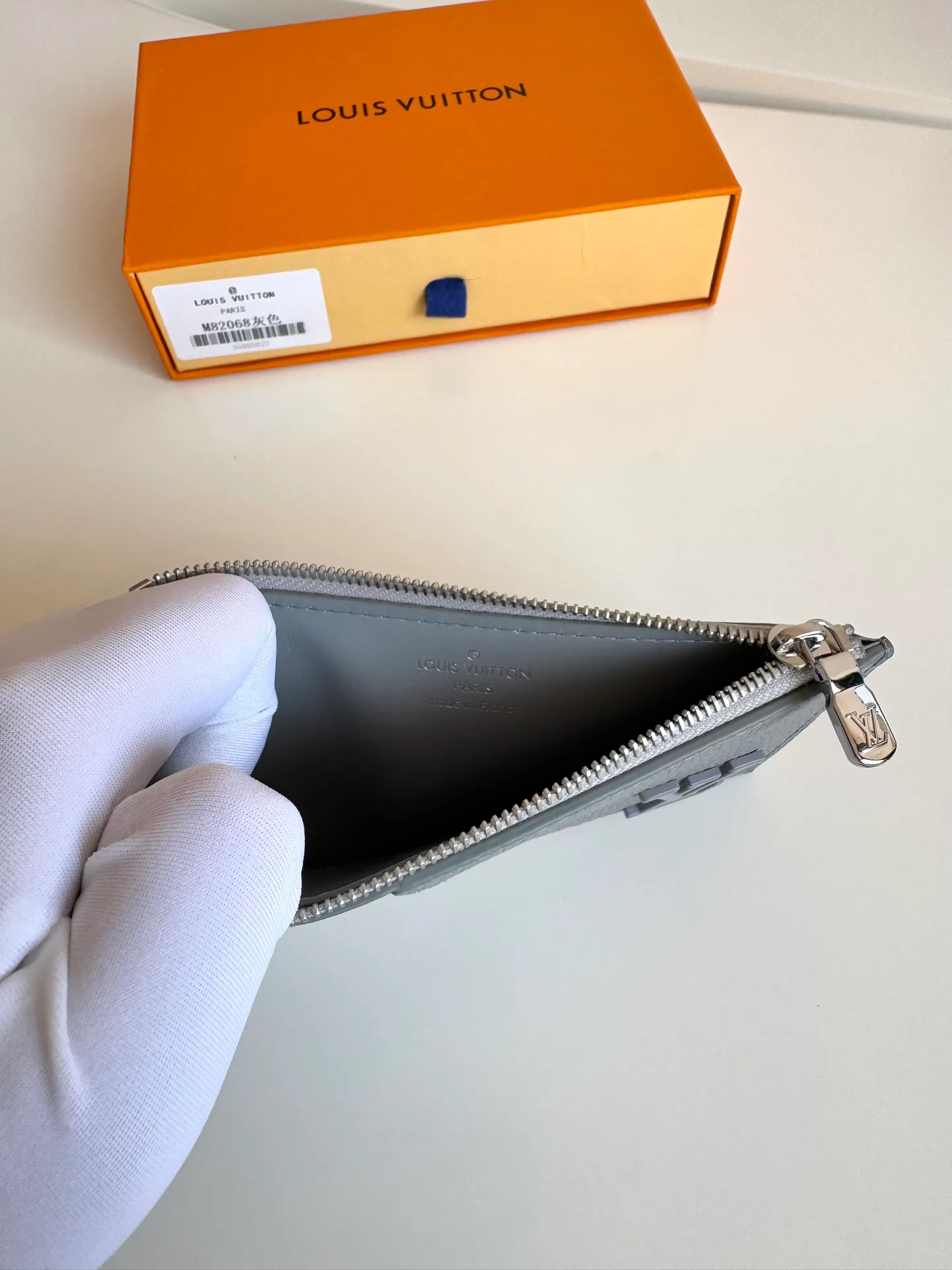 P380🇫🇷Overseas original single M82068 gray exclusive real shot! Crafted from Louis Vuitton's signature Taiga leather, the Coin Card Holder has a sleek look and is ideal for safely storing loose change. The interior features multiple credit card slots and bill compartments, as well as a zippered coin pocket. Size: 14.5×8×1cm