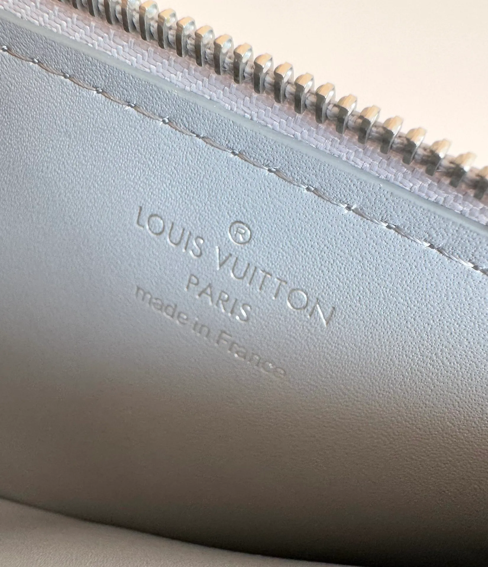 P380🇫🇷Overseas original single M82068 gray exclusive real shot! Crafted from Louis Vuitton's signature Taiga leather, the Coin Card Holder has a sleek look and is ideal for safely storing loose change. The interior features multiple credit card slots and bill compartments, as well as a zippered coin pocket. Size: 14.5×8×1cm