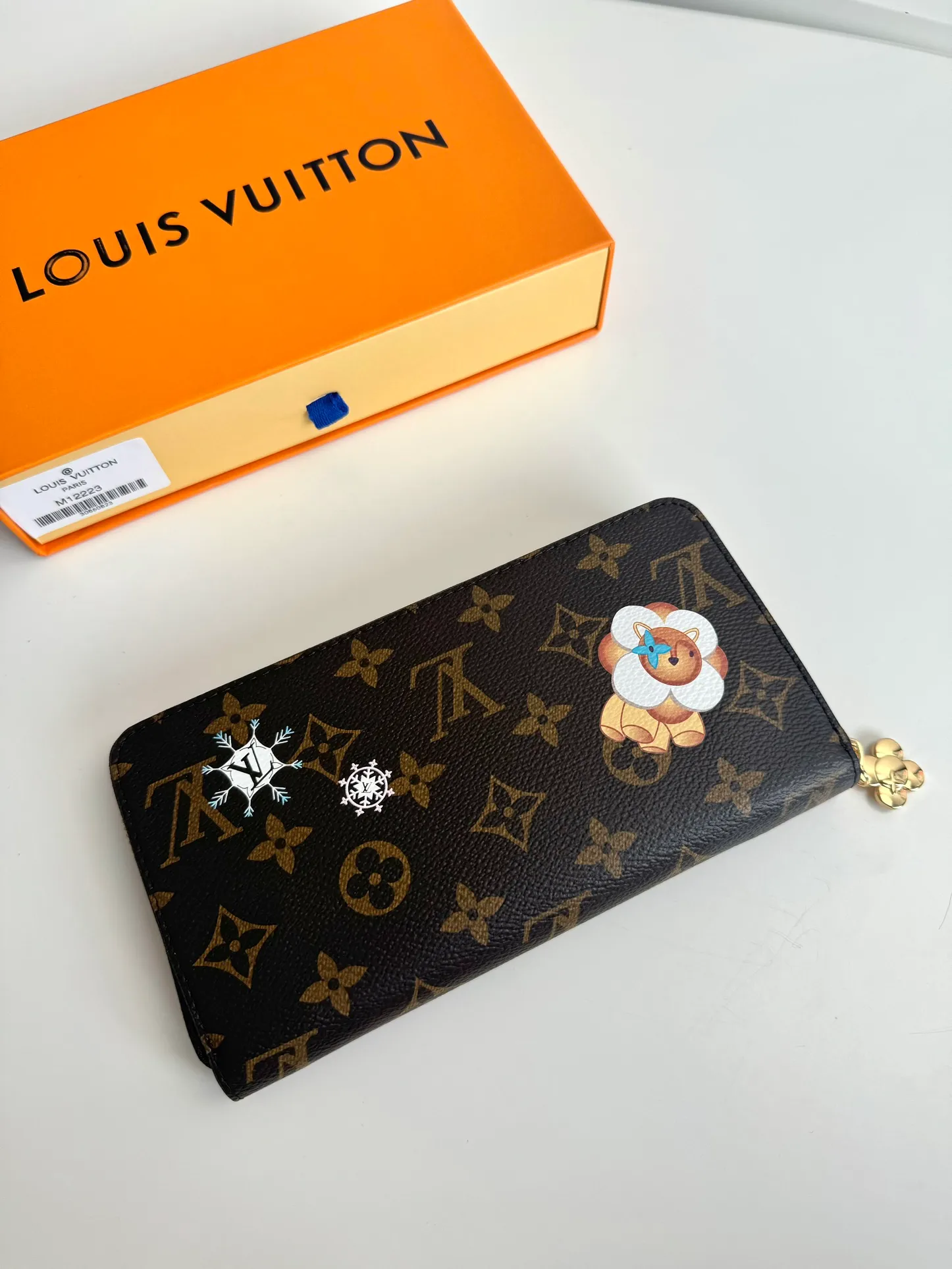 P480🇫🇷Exclusive real shot of overseas original single M12223! Made from Monogram canvas, the Zippy Wallet is functional and includes spacious compartments, a zippered coin pocket and multiple credit card slots. Named for its secure wraparound zipper, the wallet is lined with grained leather. Fully functional, it can also be used as a clutch. Size: 19×10cm