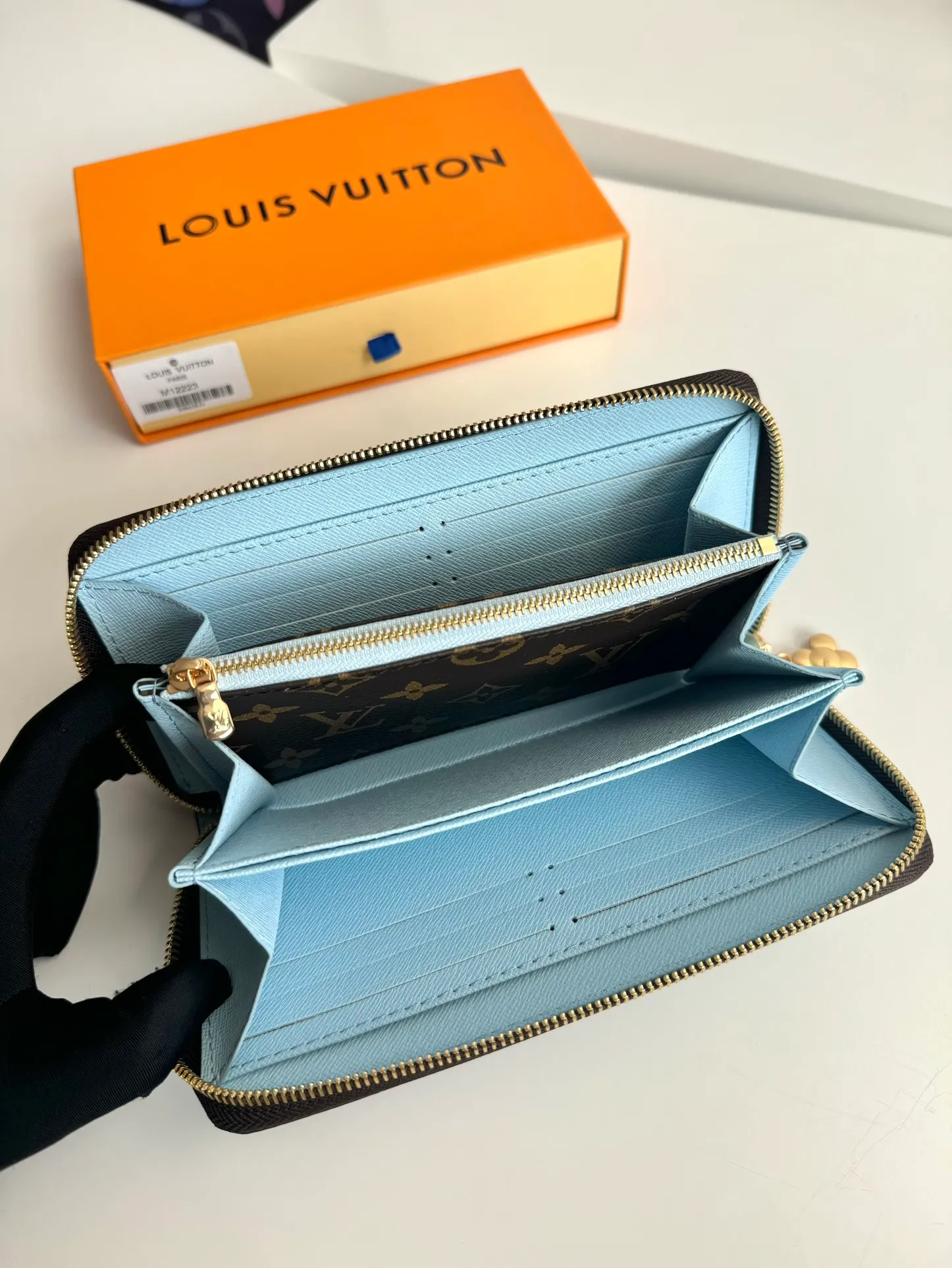 P480🇫🇷Exclusive real shot of overseas original single M12223! Made from Monogram canvas, the Zippy Wallet is functional and includes spacious compartments, a zippered coin pocket and multiple credit card slots. Named for its secure wraparound zipper, the wallet is lined with grained leather. Fully functional, it can also be used as a clutch. Size: 19×10cm