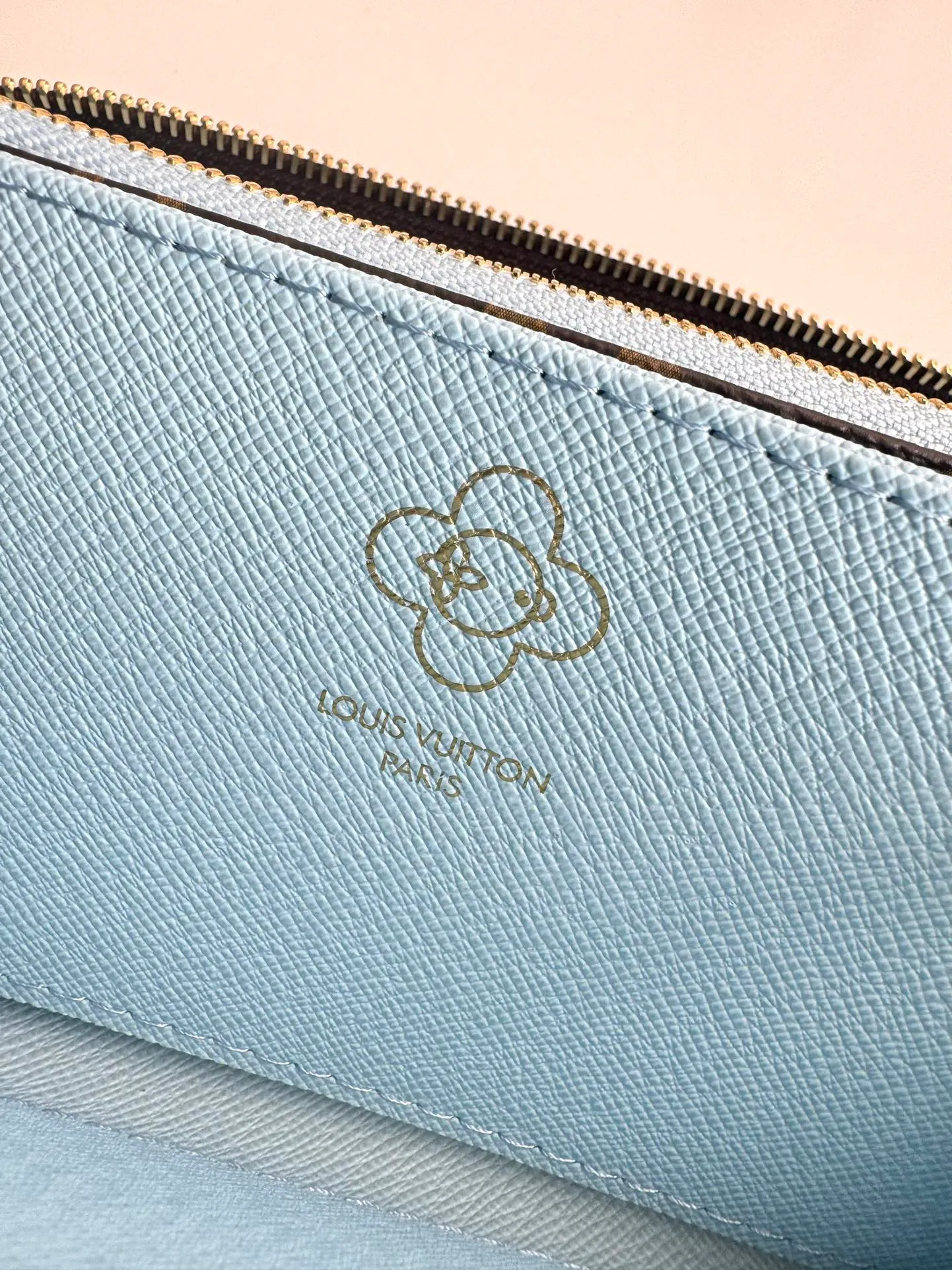 P480🇫🇷Exclusive real shot of overseas original single M12223! Made from Monogram canvas, the Zippy Wallet is functional and includes spacious compartments, a zippered coin pocket and multiple credit card slots. Named for its secure wraparound zipper, the wallet is lined with grained leather. Fully functional, it can also be used as a clutch. Size: 19×10cm