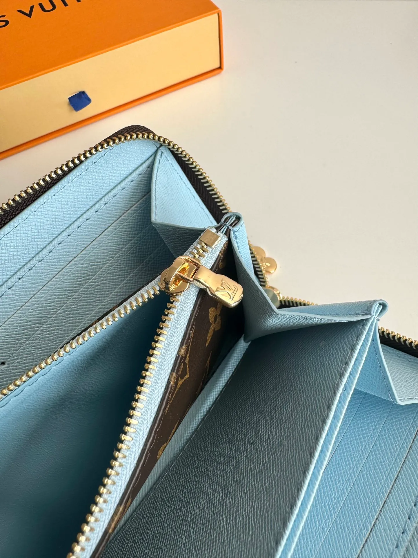 P480🇫🇷Exclusive real shot of overseas original single M12223! Made from Monogram canvas, the Zippy Wallet is functional and includes spacious compartments, a zippered coin pocket and multiple credit card slots. Named for its secure wraparound zipper, the wallet is lined with grained leather. Fully functional, it can also be used as a clutch. Size: 19×10cm