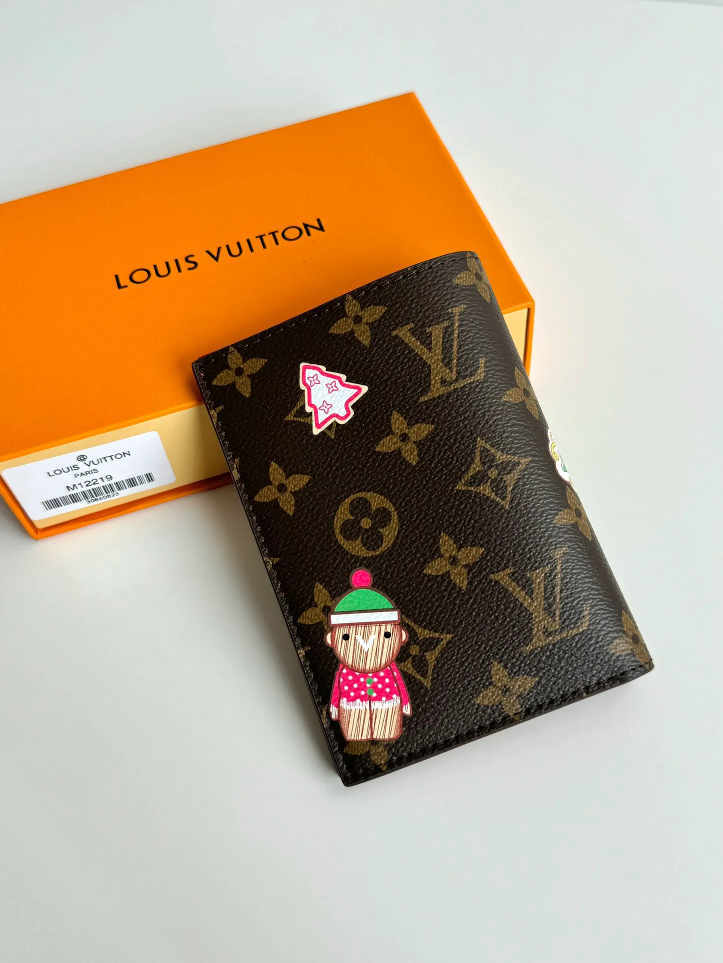 P320🇫🇷Exclusive real shot of overseas original single M12219! This passport cover displays the fun charm of the Snow Show series with the brand mascot Vivienne, depicting LV snowflakes and cute polar bears on Monogram canvas. The leather lining is a finishing touch, and a flap pocket and card slot provide organized organization. Size: 14×10×2.5cm