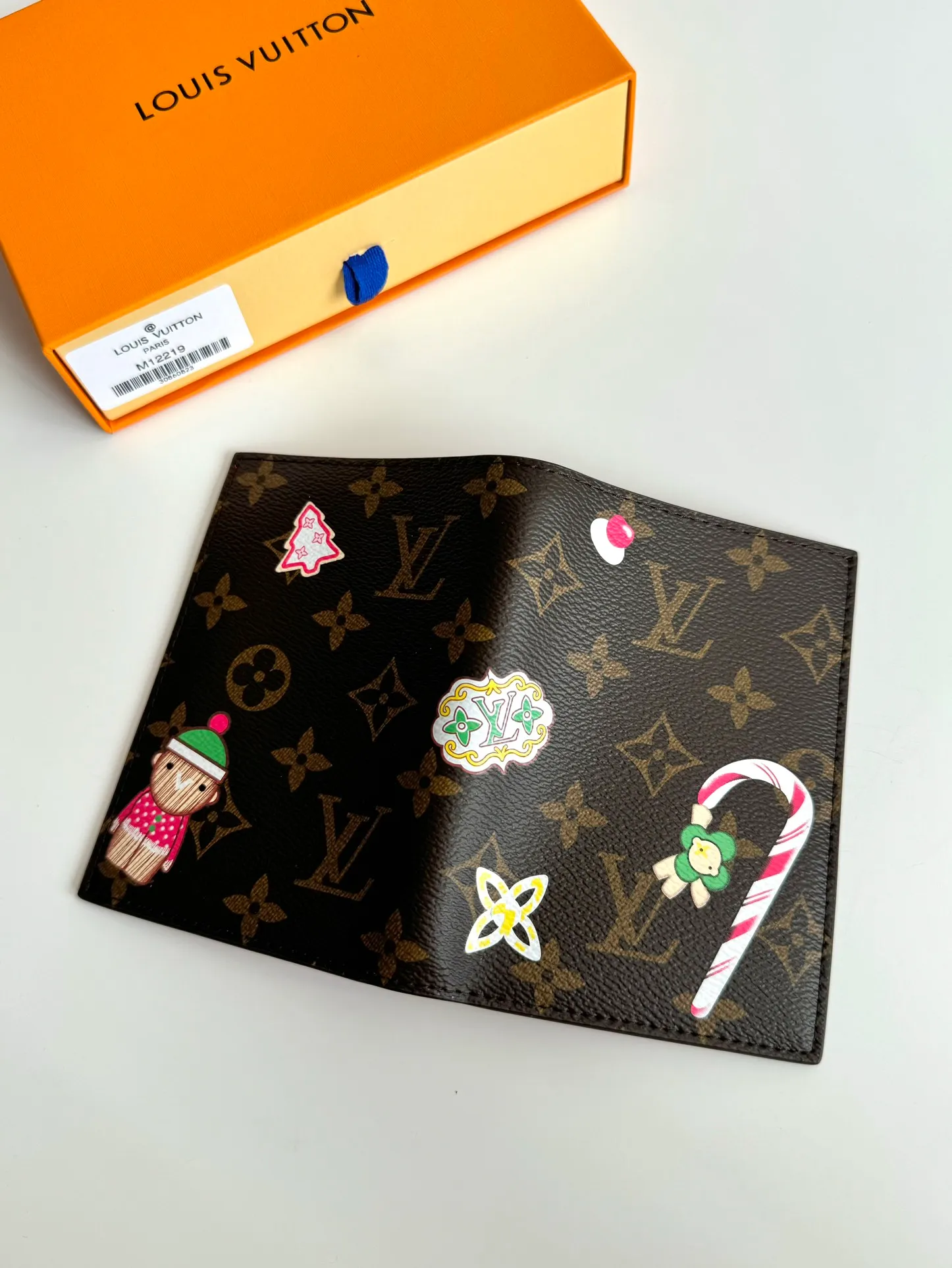P320🇫🇷Exclusive real shot of overseas original single M12219! This passport cover displays the fun charm of the Snow Show series with the brand mascot Vivienne, depicting LV snowflakes and cute polar bears on Monogram canvas. The leather lining is a finishing touch, and a flap pocket and card slot provide organized organization. Size: 14×10×2.5cm