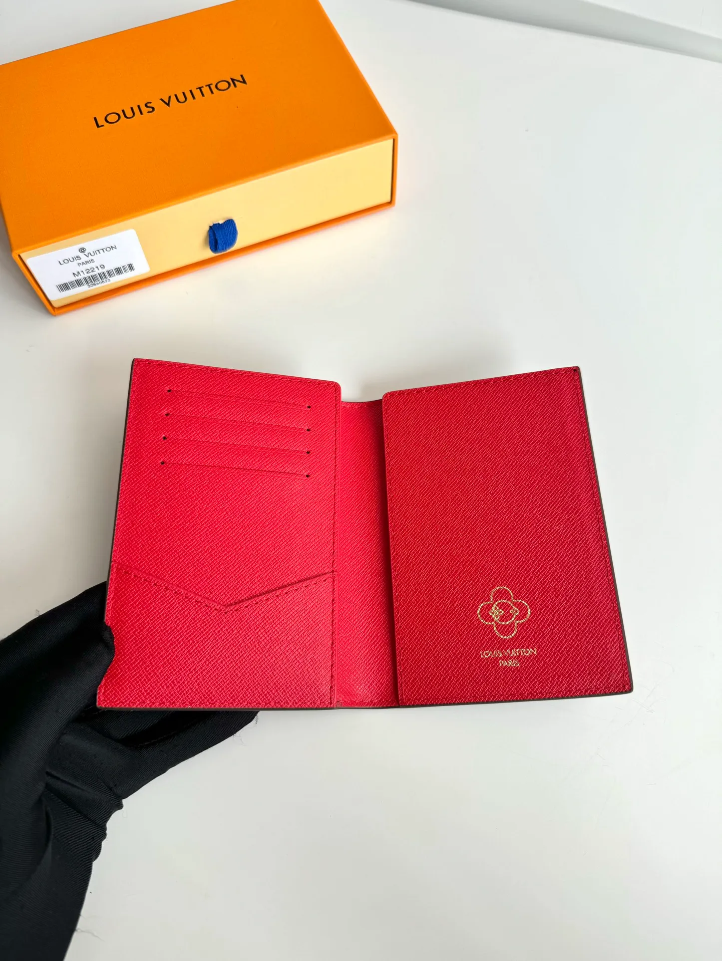 P320🇫🇷Exclusive real shot of overseas original single M12219! This passport cover displays the fun charm of the Snow Show series with the brand mascot Vivienne, depicting LV snowflakes and cute polar bears on Monogram canvas. The leather lining is a finishing touch, and a flap pocket and card slot provide organized organization. Size: 14×10×2.5cm