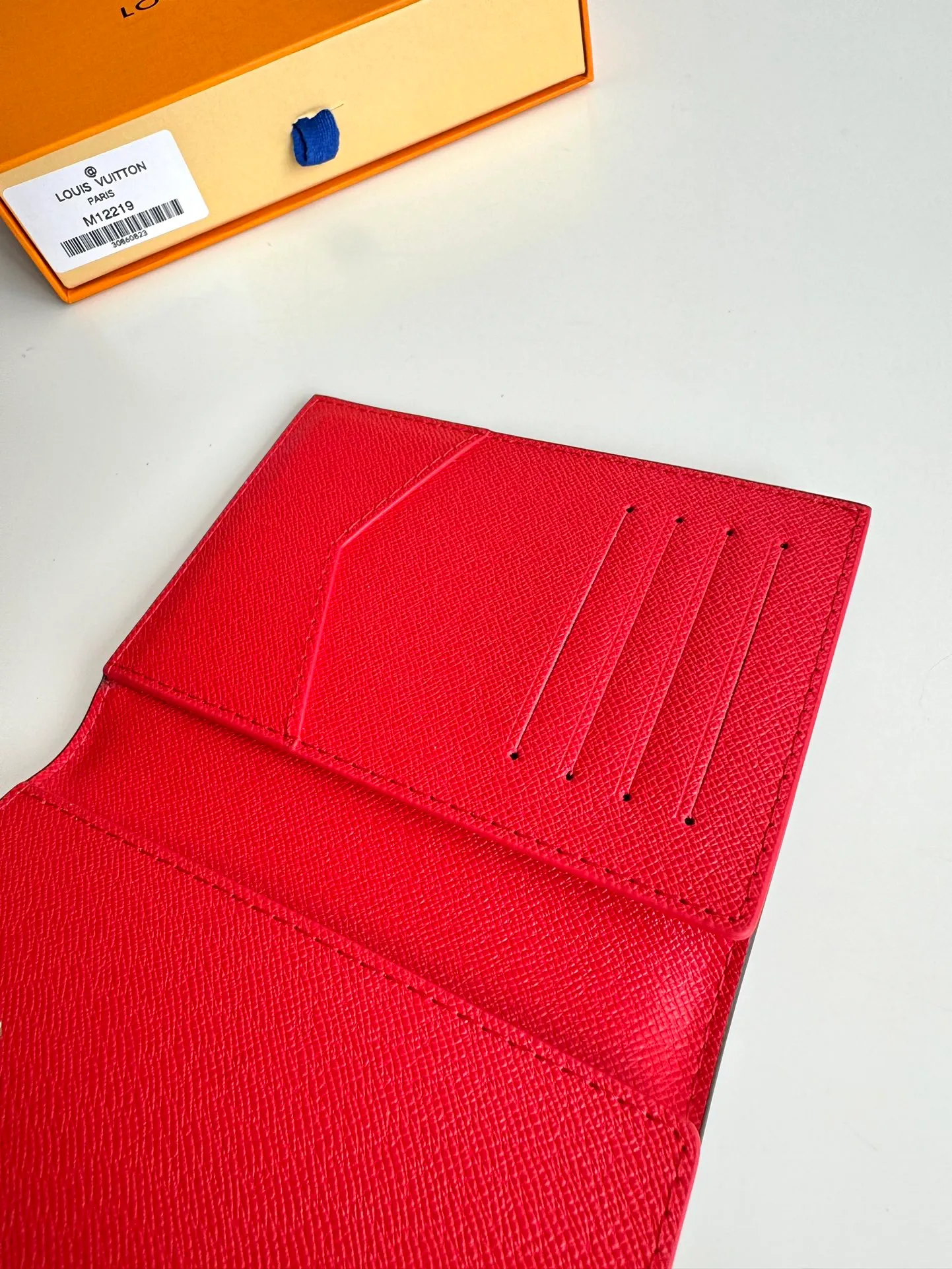P320🇫🇷Exclusive real shot of overseas original single M12219! This passport cover displays the fun charm of the Snow Show series with the brand mascot Vivienne, depicting LV snowflakes and cute polar bears on Monogram canvas. The leather lining is a finishing touch, and a flap pocket and card slot provide organized organization. Size: 14×10×2.5cm
