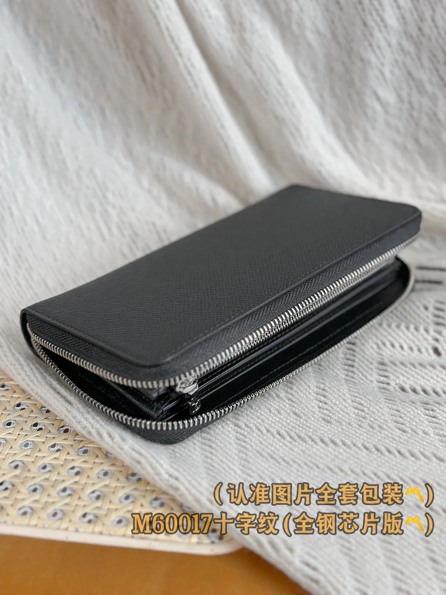 M60017 Cross pattern black (〽️Grade A all steel〽️) personalized customized version! Transcoding chip, zipper wallet, this zipper wallet is made of Epi cowhide, with a unique grain texture. The zipper wallet is one of Louis Vuitton's classic styles. It is famous for its secure full zipper design. It has multiple credit card slots, pockets and compartments, perfect for storing daily items, and can be carried as a handbag. 19.5 x 10.5 x 2.5 cm (length x height x width). Special 400