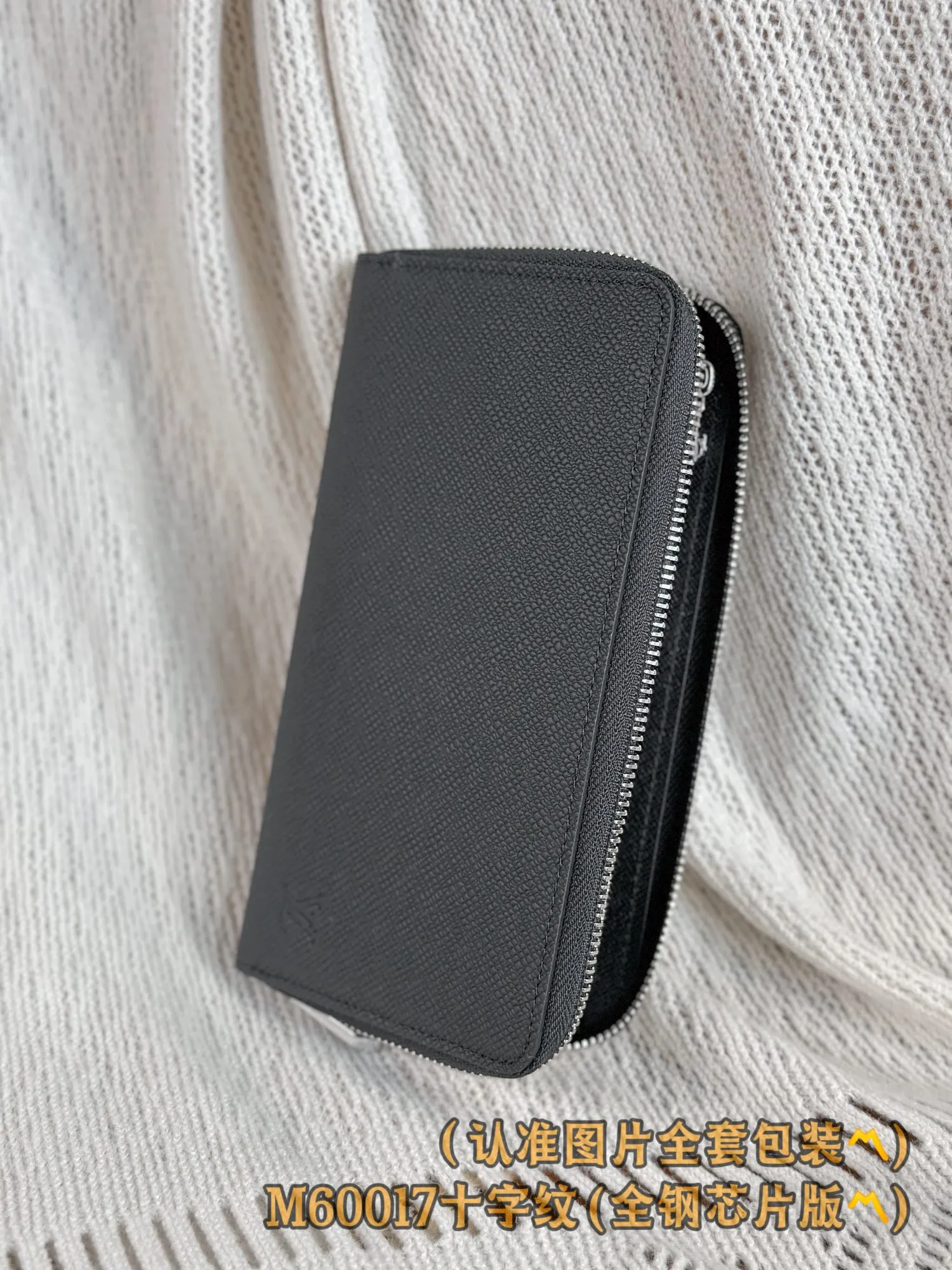 M60017 Cross pattern black (〽️Grade A all steel〽️) personalized customized version! Transcoding chip, zipper wallet, this zipper wallet is made of Epi cowhide, with a unique grain texture. The zipper wallet is one of Louis Vuitton's classic styles. It is famous for its secure full zipper design. It has multiple credit card slots, pockets and compartments, perfect for storing daily items, and can be carried as a handbag. 19.5 x 10.5 x 2.5 cm (length x height x width). Special 400