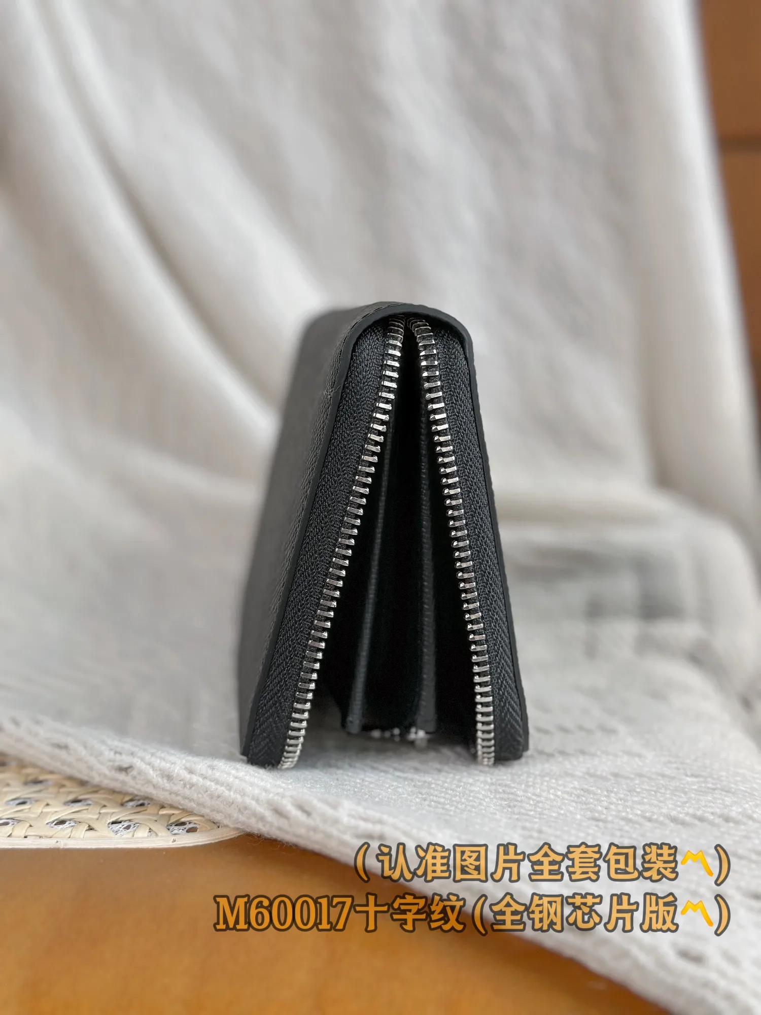 M60017 Cross pattern black (〽️Grade A all steel〽️) personalized customized version! Transcoding chip, zipper wallet, this zipper wallet is made of Epi cowhide, with a unique grain texture. The zipper wallet is one of Louis Vuitton's classic styles. It is famous for its secure full zipper design. It has multiple credit card slots, pockets and compartments, perfect for storing daily items, and can be carried as a handbag. 19.5 x 10.5 x 2.5 cm (length x height x width). Special 400