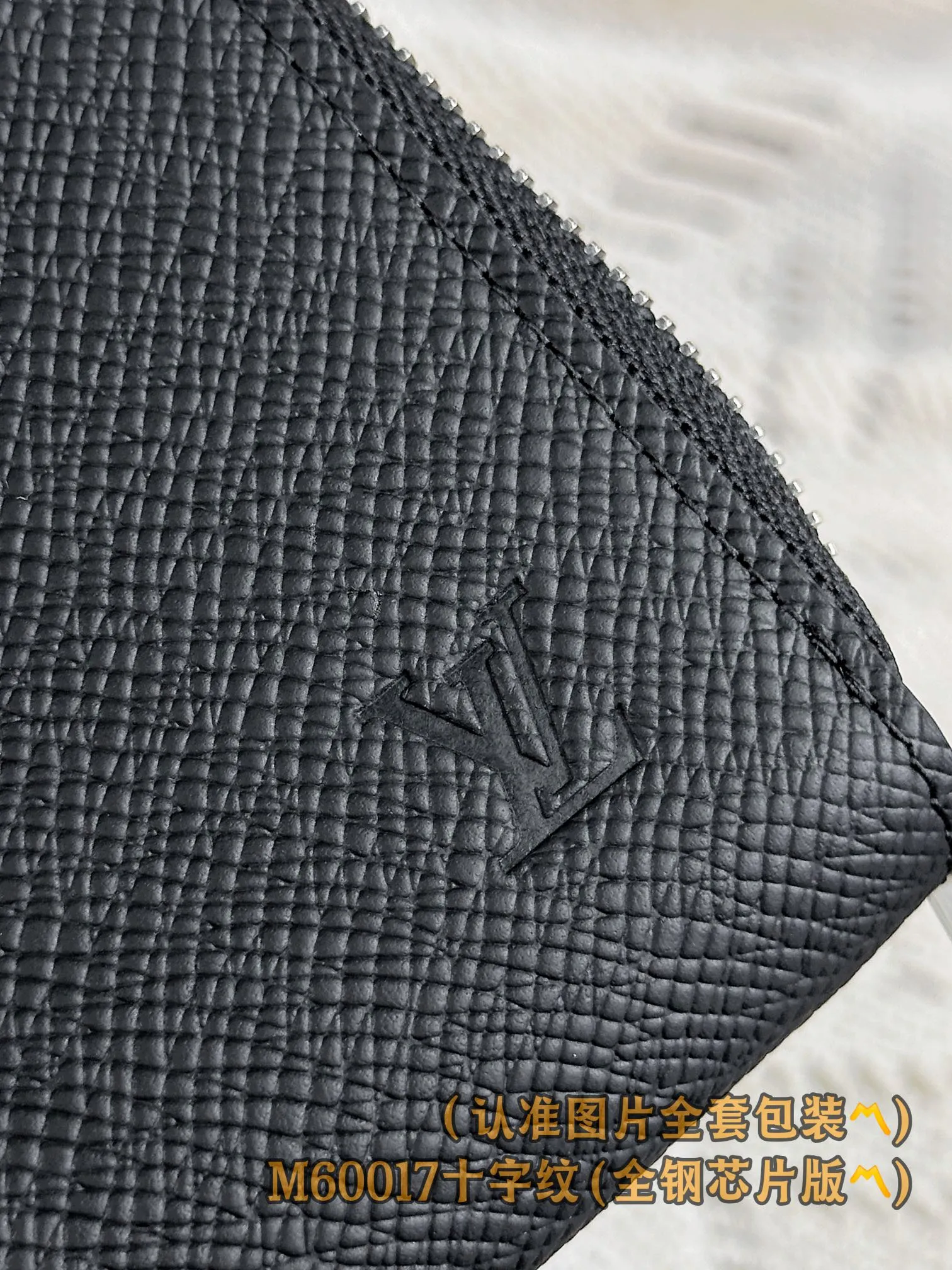 M60017 Cross pattern black (〽️Grade A all steel〽️) personalized customized version! Transcoding chip, zipper wallet, this zipper wallet is made of Epi cowhide, with a unique grain texture. The zipper wallet is one of Louis Vuitton's classic styles. It is famous for its secure full zipper design. It has multiple credit card slots, pockets and compartments, perfect for storing daily items, and can be carried as a handbag. 19.5 x 10.5 x 2.5 cm (length x height x width). Special 400