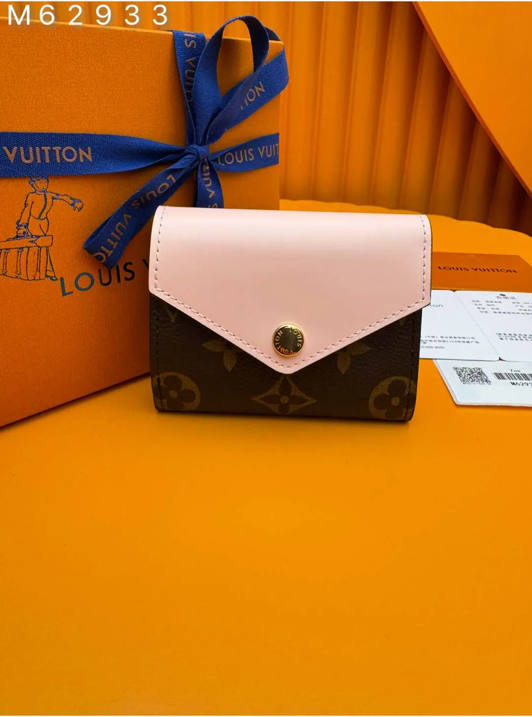 M62933 "Special Duty Free" ♻️[Official special edition·First-class material·All-steel hardware·French chips·Full set of packaging] The exquisite Zoe wallet: easily fits into the size of any small bag, enough to store coins, banknotes and credit cards. Monogram canvas is paired with colorful leather, and a gold Louis Vuitton snap buckle makes it more sophisticated and charming. 9.5x7.5x3.0 cm 💰560