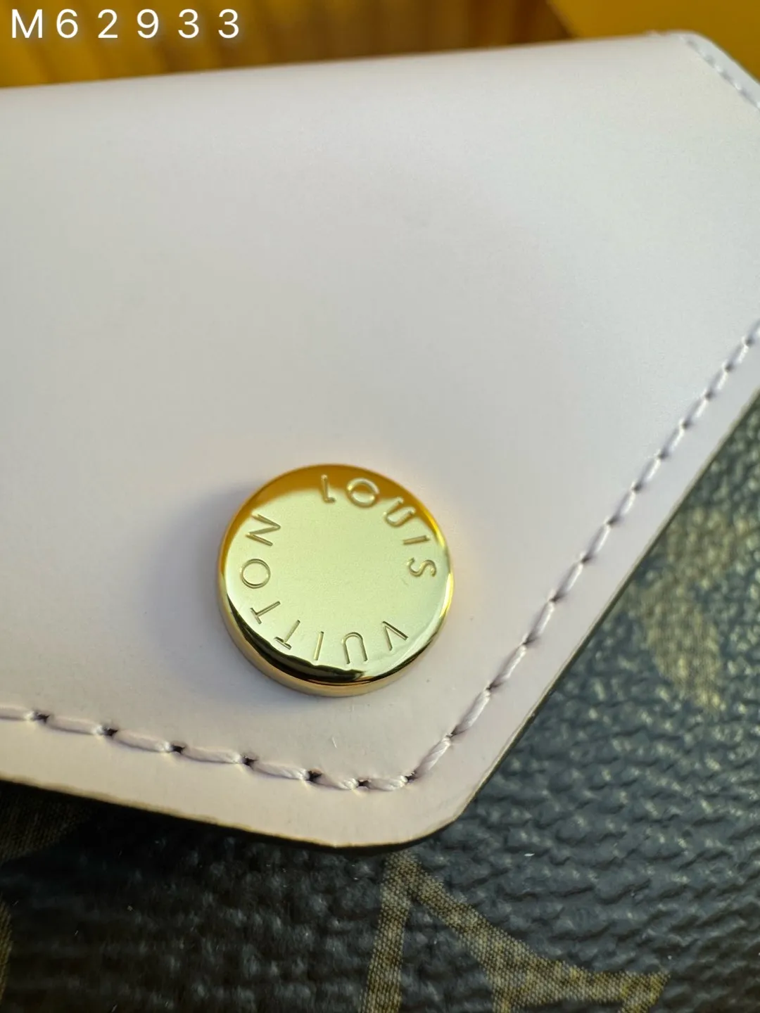 M62933 "Special Duty Free" ♻️[Official special edition·First-class material·All-steel hardware·French chips·Full set of packaging] The exquisite Zoe wallet: easily fits into the size of any small bag, enough to store coins, banknotes and credit cards. Monogram canvas is paired with colorful leather, and a gold Louis Vuitton snap buckle makes it more sophisticated and charming. 9.5x7.5x3.0 cm 💰560