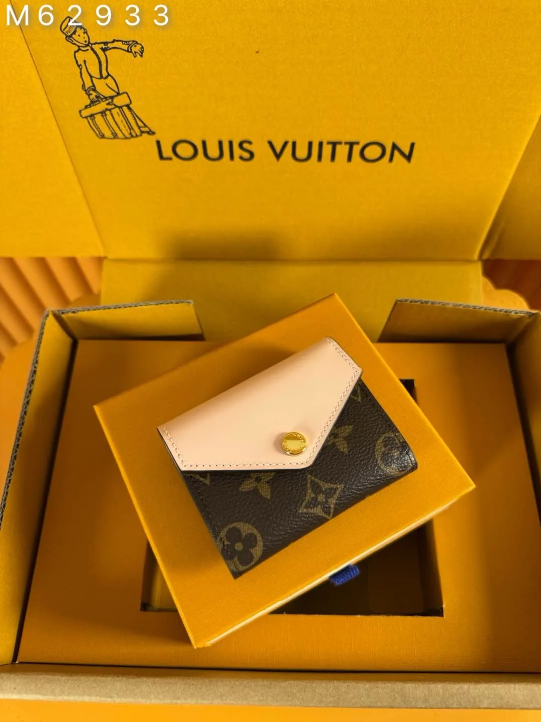 M62933 "Special Duty Free" ♻️[Official special edition·First-class material·All-steel hardware·French chips·Full set of packaging] The exquisite Zoe wallet: easily fits into the size of any small bag, enough to store coins, banknotes and credit cards. Monogram canvas is paired with colorful leather, and a gold Louis Vuitton snap buckle makes it more sophisticated and charming. 9.5x7.5x3.0 cm 💰560