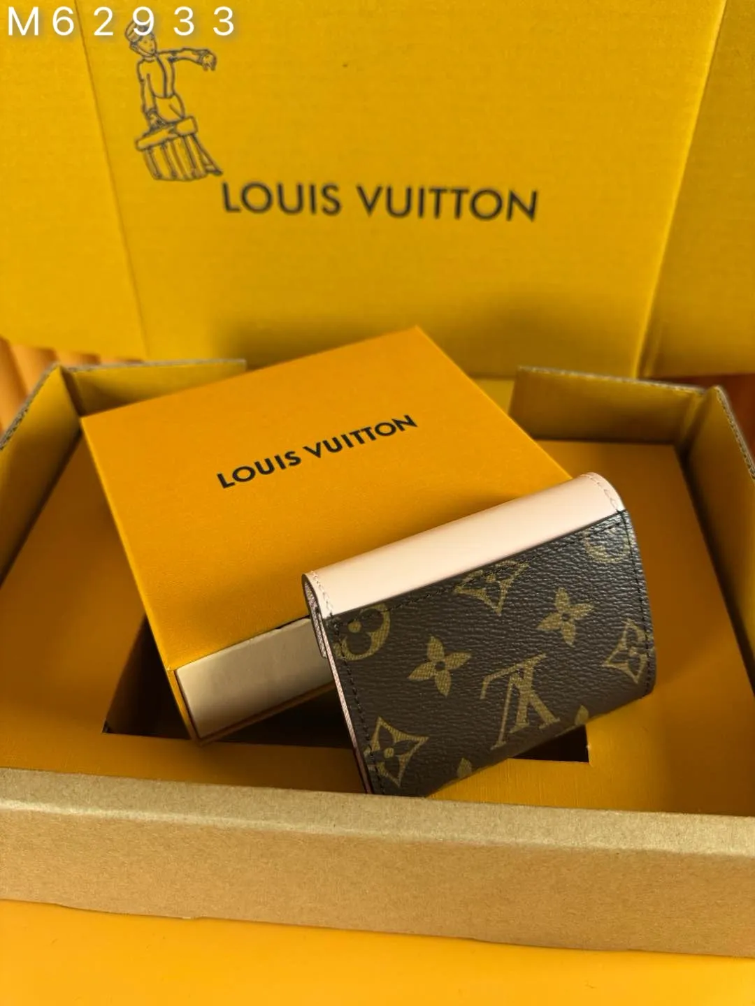 M62933 "Special Duty Free" ♻️[Official special edition·First-class material·All-steel hardware·French chips·Full set of packaging] The exquisite Zoe wallet: easily fits into the size of any small bag, enough to store coins, banknotes and credit cards. Monogram canvas is paired with colorful leather, and a gold Louis Vuitton snap buckle makes it more sophisticated and charming. 9.5x7.5x3.0 cm 💰560