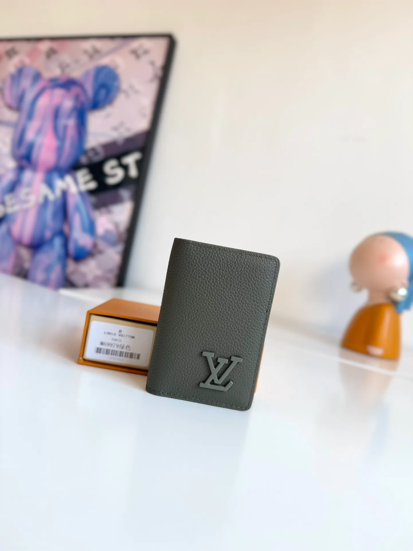 P340🇫🇷Overseas original single M69979 green exclusive real shot! The new LV Aerogram Pocket Wallet is made of cow leather as soft as old aviation letterheads. The metal LV letters discreetly mark the brand identity. It is equipped with compartments and card slots, achieving the fusion of elegance and functionality. Pairs with any LV Aerogram bag. Size: 11×8cm