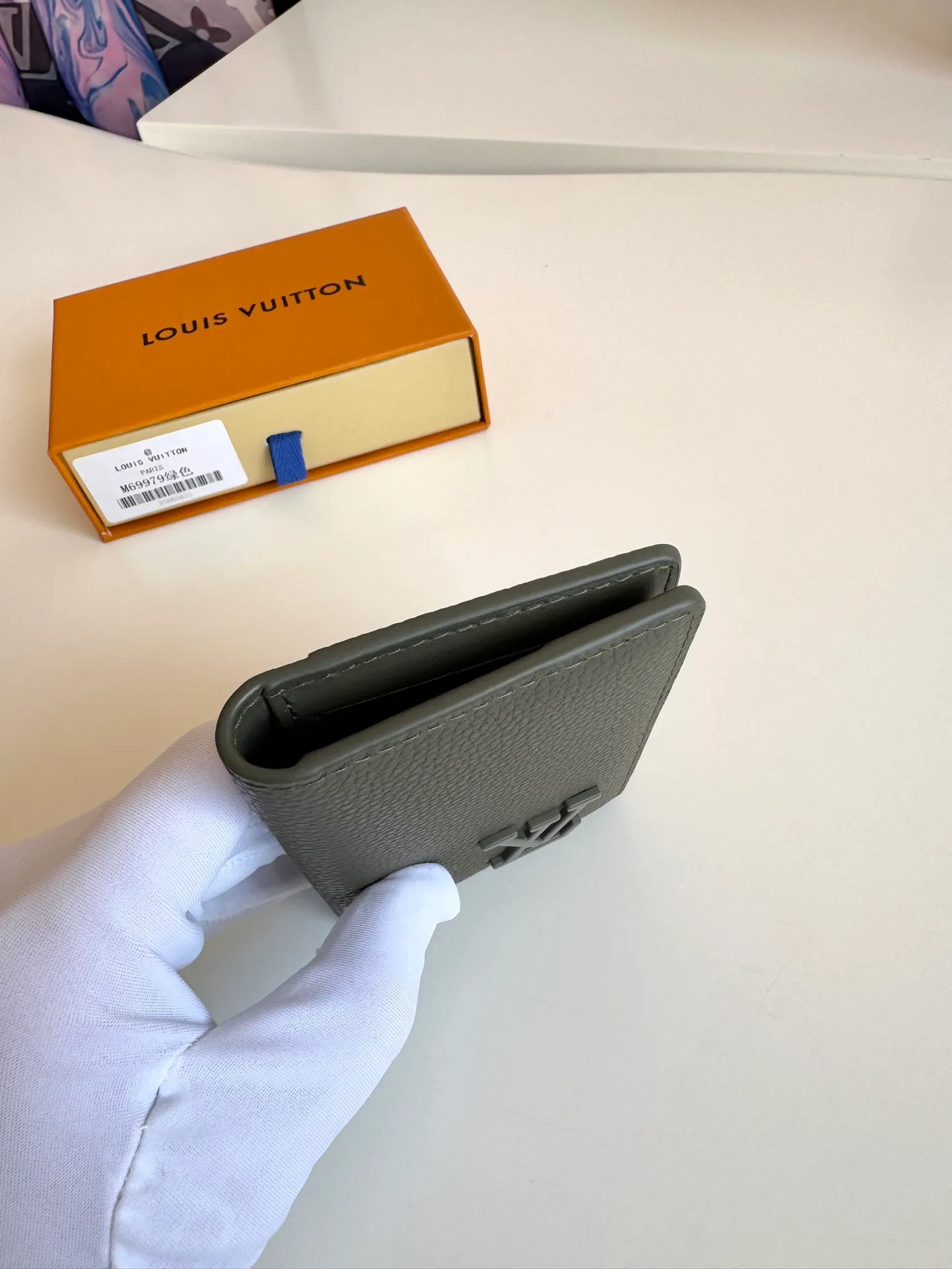 P340🇫🇷Overseas original single M69979 green exclusive real shot! The new LV Aerogram Pocket Wallet is made of cow leather as soft as old aviation letterheads. The metal LV letters discreetly mark the brand identity. It is equipped with compartments and card slots, achieving the fusion of elegance and functionality. Pairs with any LV Aerogram bag. Size: 11×8cm