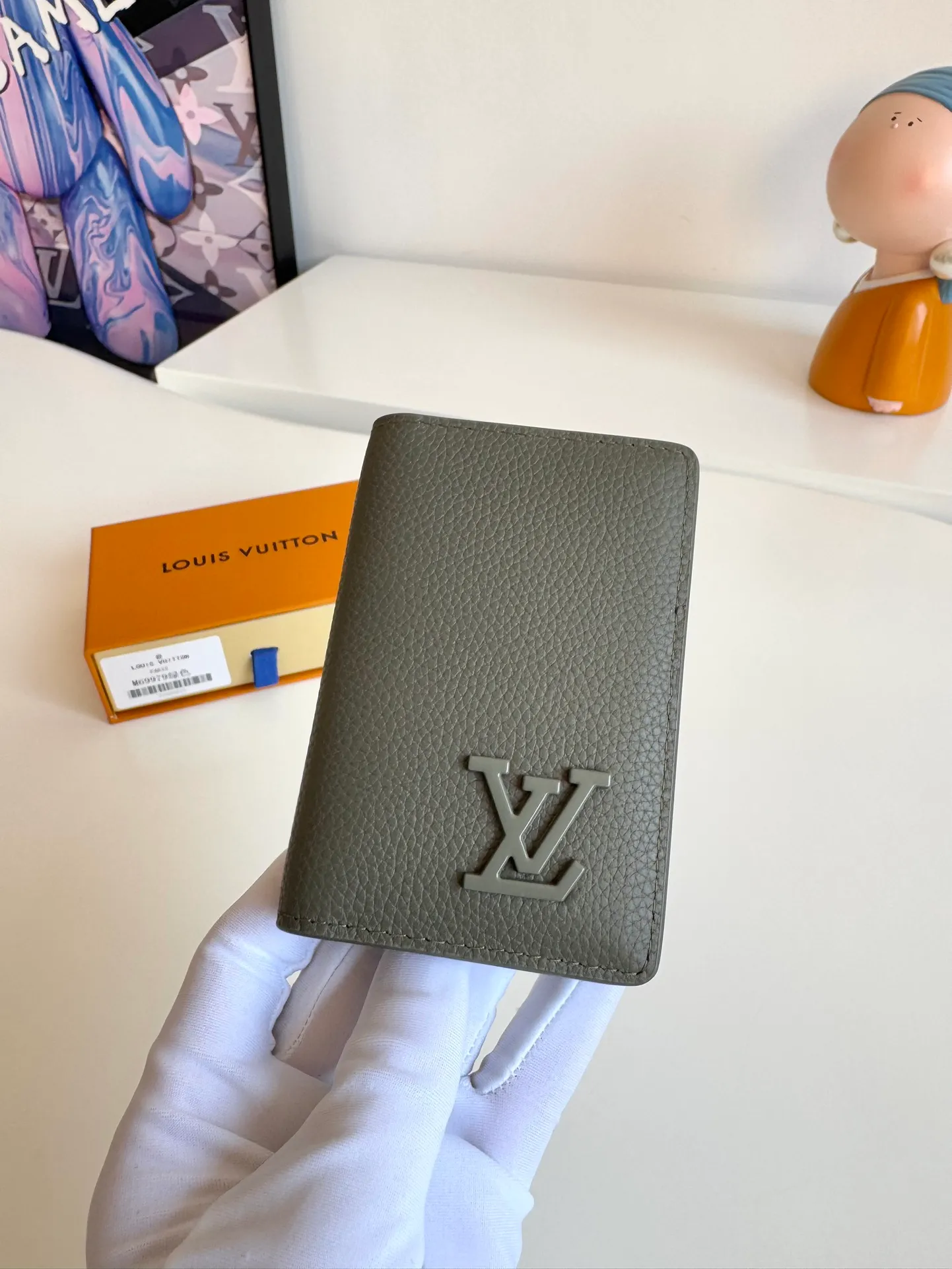 P340🇫🇷Overseas original single M69979 green exclusive real shot! The new LV Aerogram Pocket Wallet is made of cow leather as soft as old aviation letterheads. The metal LV letters discreetly mark the brand identity. It is equipped with compartments and card slots, achieving the fusion of elegance and functionality. Pairs with any LV Aerogram bag. Size: 11×8cm