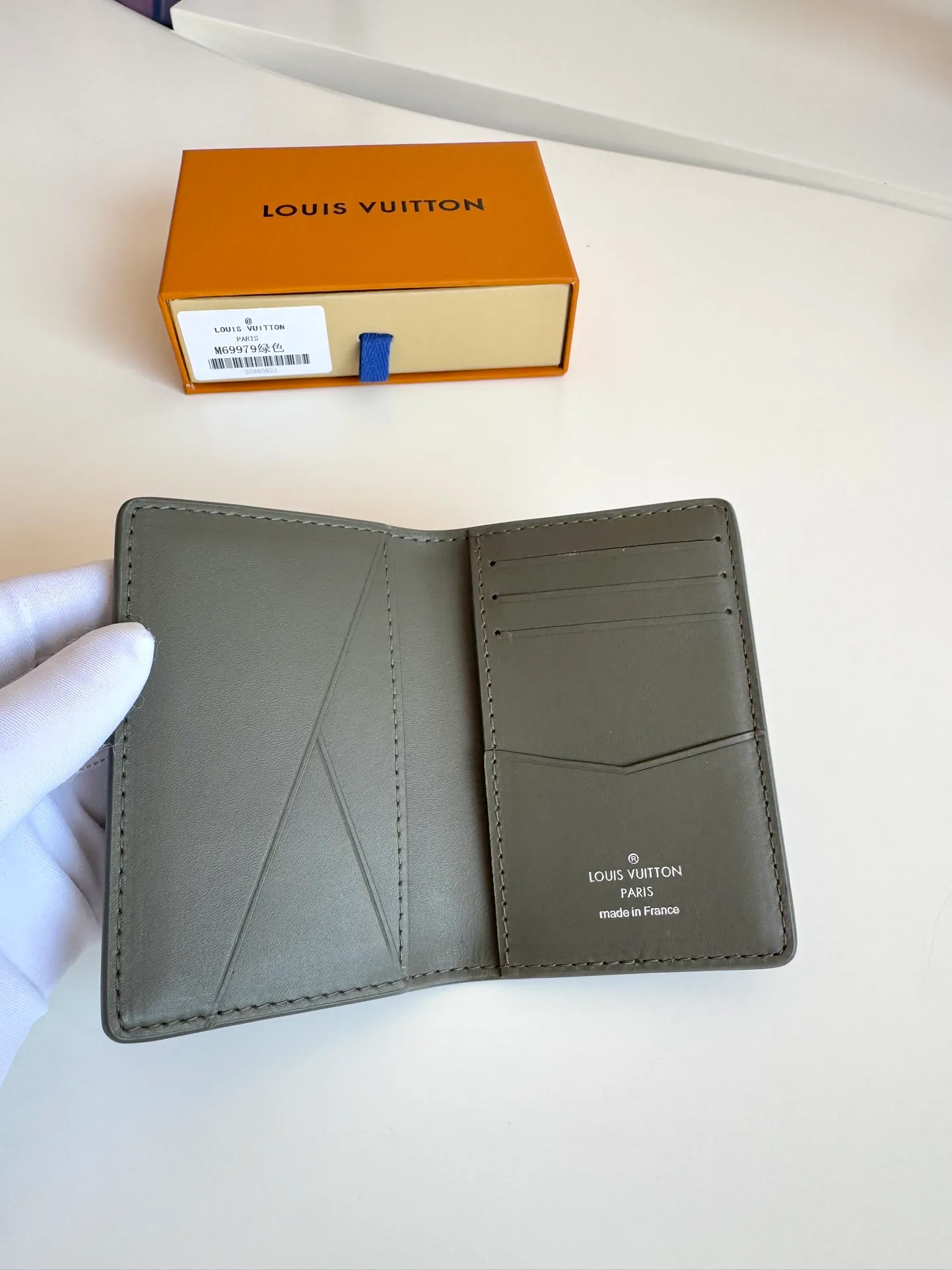 P340🇫🇷Overseas original single M69979 green exclusive real shot! The new LV Aerogram Pocket Wallet is made of cow leather as soft as old aviation letterheads. The metal LV letters discreetly mark the brand identity. It is equipped with compartments and card slots, achieving the fusion of elegance and functionality. Pairs with any LV Aerogram bag. Size: 11×8cm