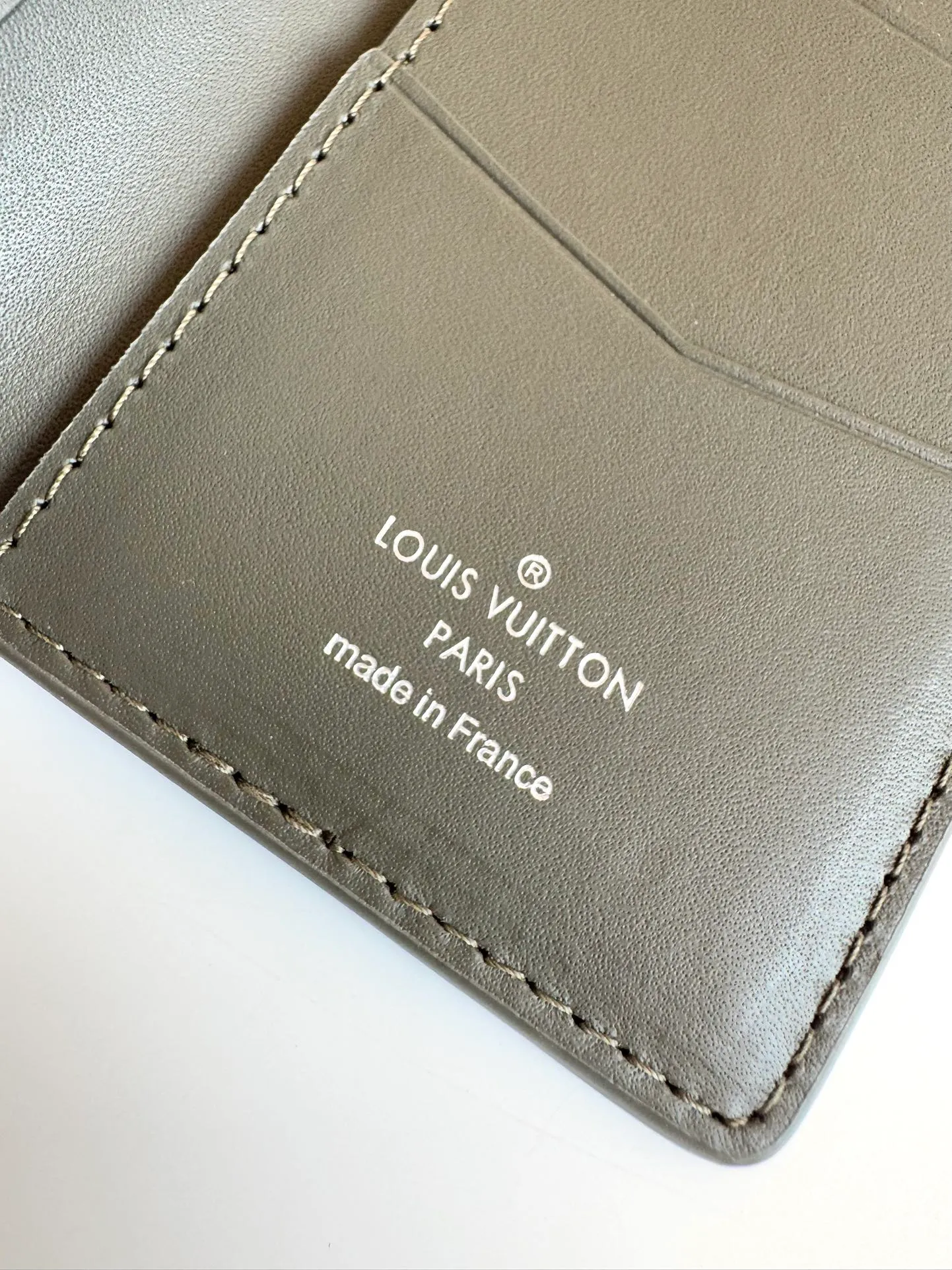 P340🇫🇷Overseas original single M69979 green exclusive real shot! The new LV Aerogram Pocket Wallet is made of cow leather as soft as old aviation letterheads. The metal LV letters discreetly mark the brand identity. It is equipped with compartments and card slots, achieving the fusion of elegance and functionality. Pairs with any LV Aerogram bag. Size: 11×8cm