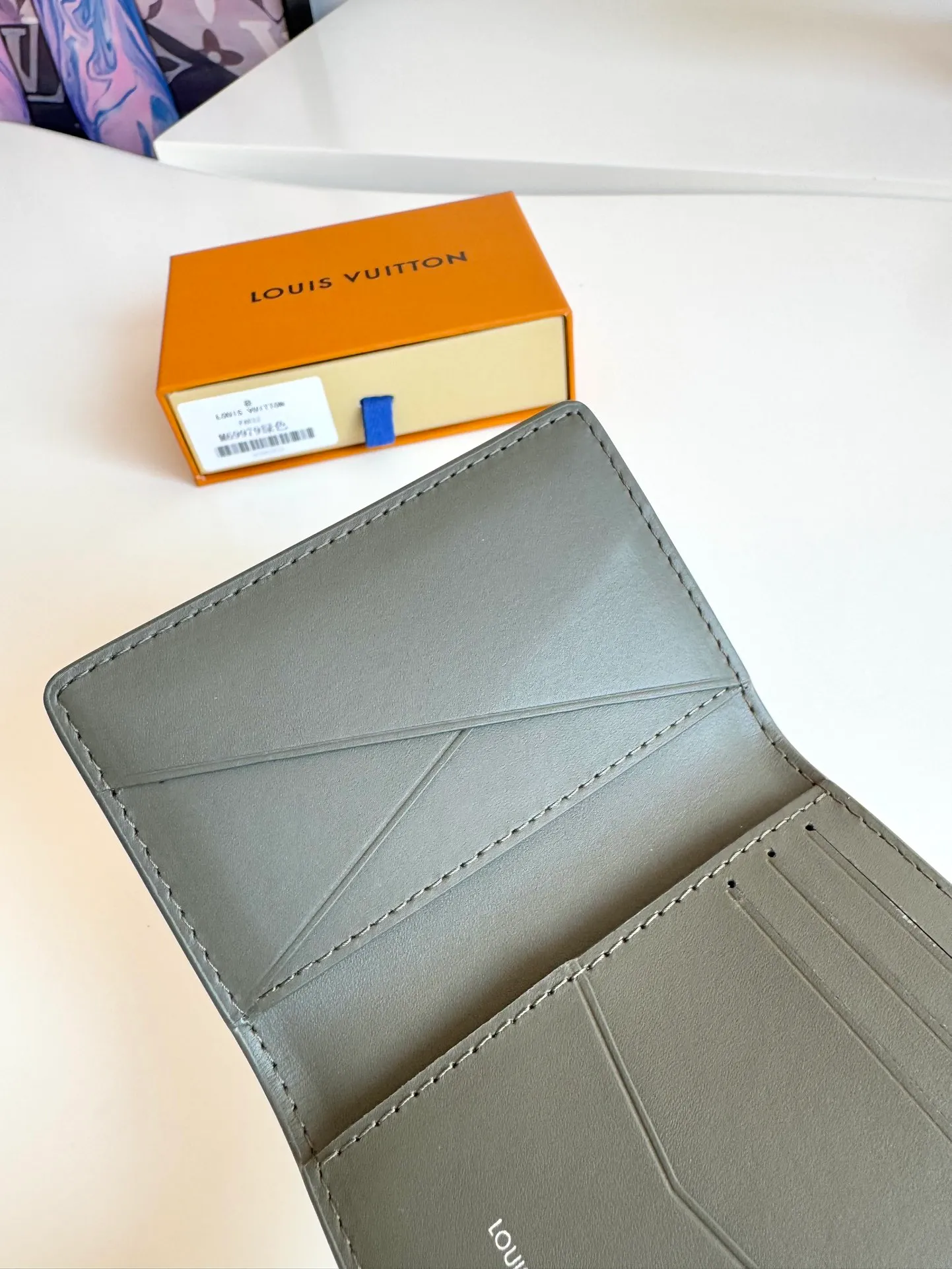 P340🇫🇷Overseas original single M69979 green exclusive real shot! The new LV Aerogram Pocket Wallet is made of cow leather as soft as old aviation letterheads. The metal LV letters discreetly mark the brand identity. It is equipped with compartments and card slots, achieving the fusion of elegance and functionality. Pairs with any LV Aerogram bag. Size: 11×8cm