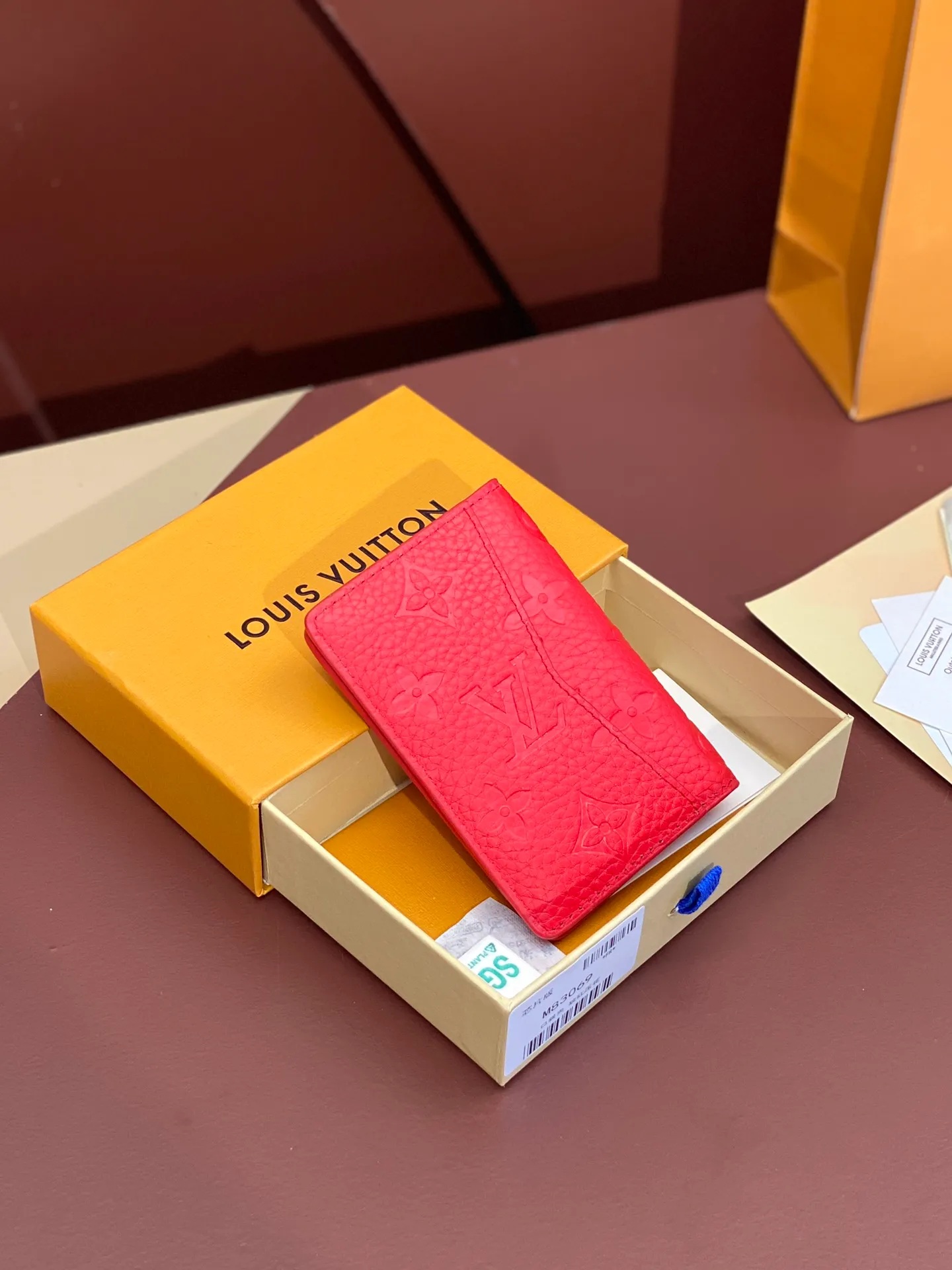 💰 340 M83069 Red! Chip version, (made of top-grain cowhide), this pocket wallet is made of full-grain Taurillon leather, with subtle embossed LV letters and Monogram flowers. The compact design has an inner pocket and an outer pocket for easy access to credit cards or transportation cards. Detailed features 7.5 x 11.1 x 1 cm (length x height x width).