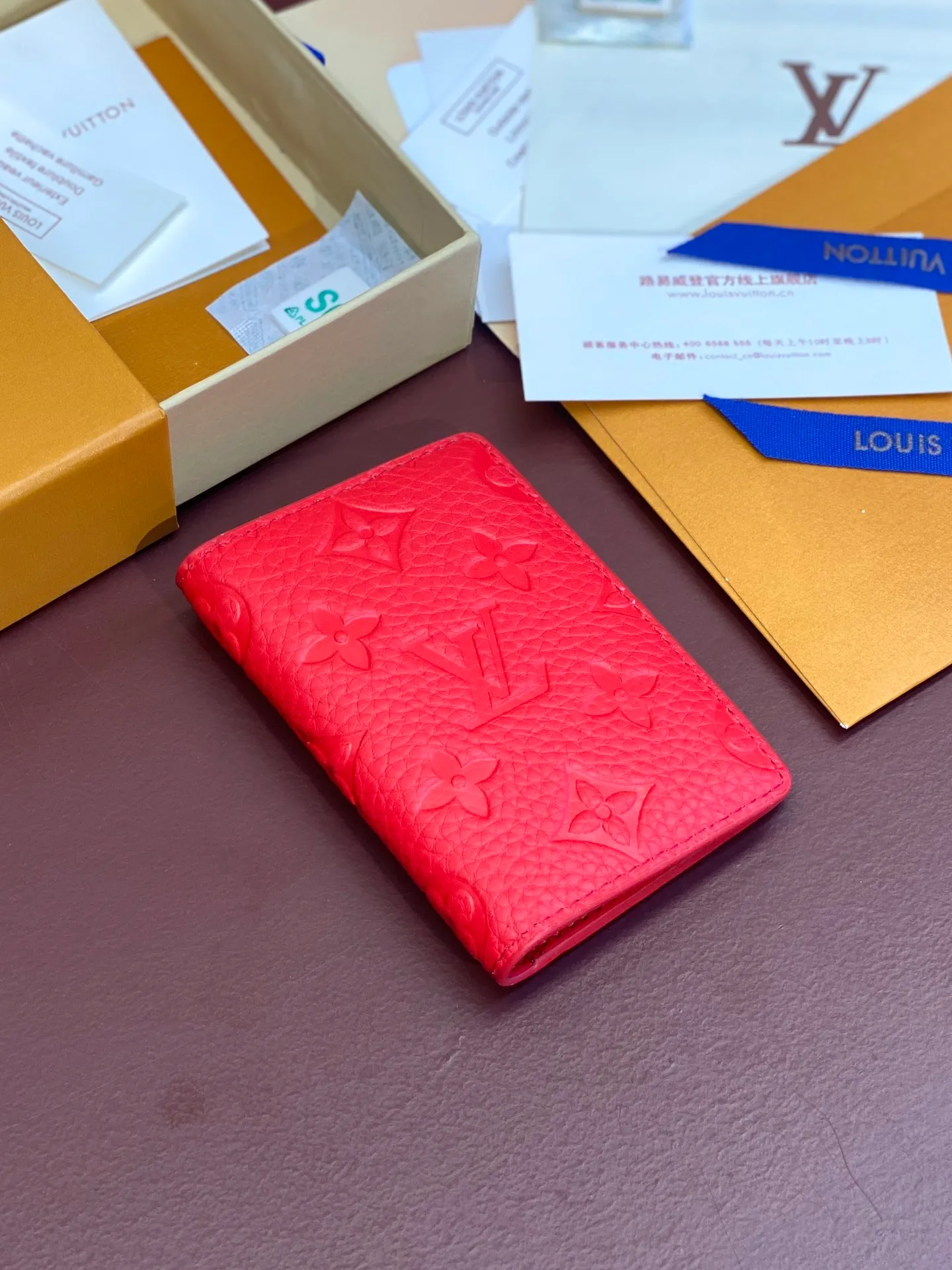💰 340 M83069 Red! Chip version, (made of top-grain cowhide), this pocket wallet is made of full-grain Taurillon leather, with subtle embossed LV letters and Monogram flowers. The compact design has an inner pocket and an outer pocket for easy access to credit cards or transportation cards. Detailed features 7.5 x 11.1 x 1 cm (length x height x width).