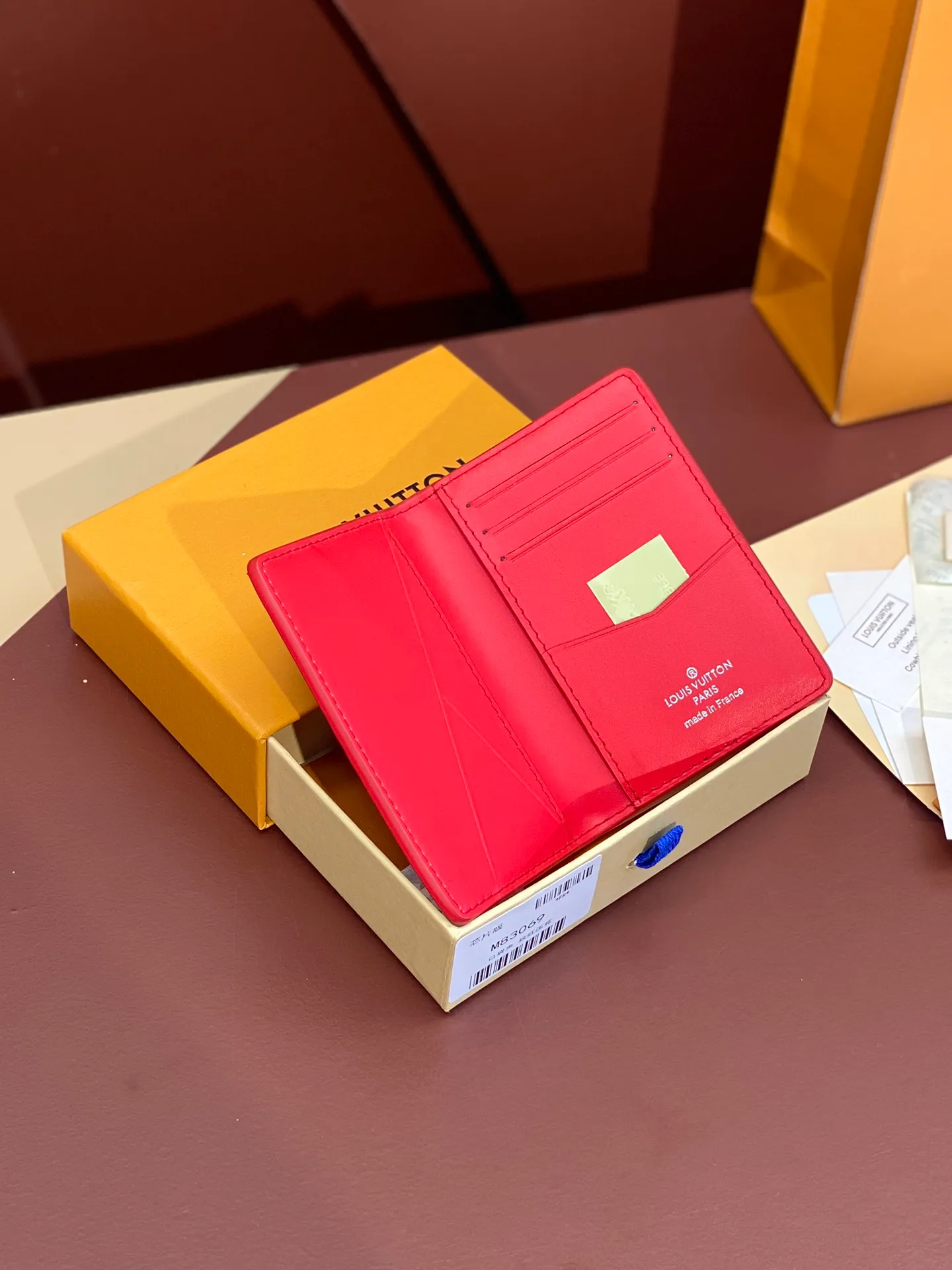💰 340 M83069 Red! Chip version, (made of top-grain cowhide), this pocket wallet is made of full-grain Taurillon leather, with subtle embossed LV letters and Monogram flowers. The compact design has an inner pocket and an outer pocket for easy access to credit cards or transportation cards. Detailed features 7.5 x 11.1 x 1 cm (length x height x width).