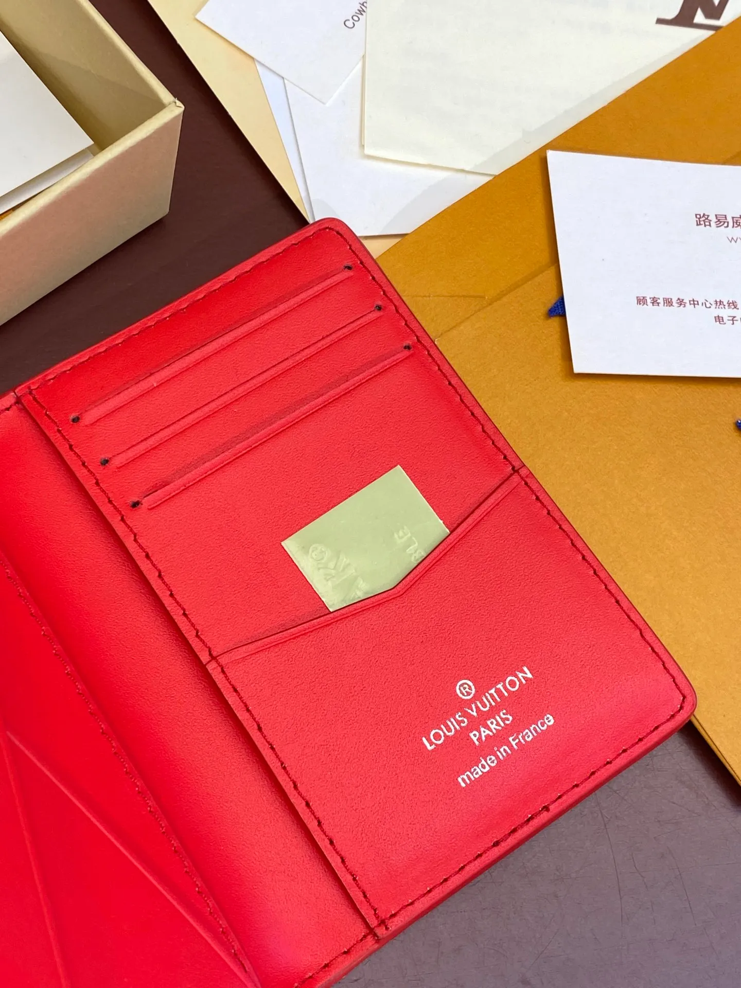 💰 340 M83069 Red! Chip version, (made of top-grain cowhide), this pocket wallet is made of full-grain Taurillon leather, with subtle embossed LV letters and Monogram flowers. The compact design has an inner pocket and an outer pocket for easy access to credit cards or transportation cards. Detailed features 7.5 x 11.1 x 1 cm (length x height x width).