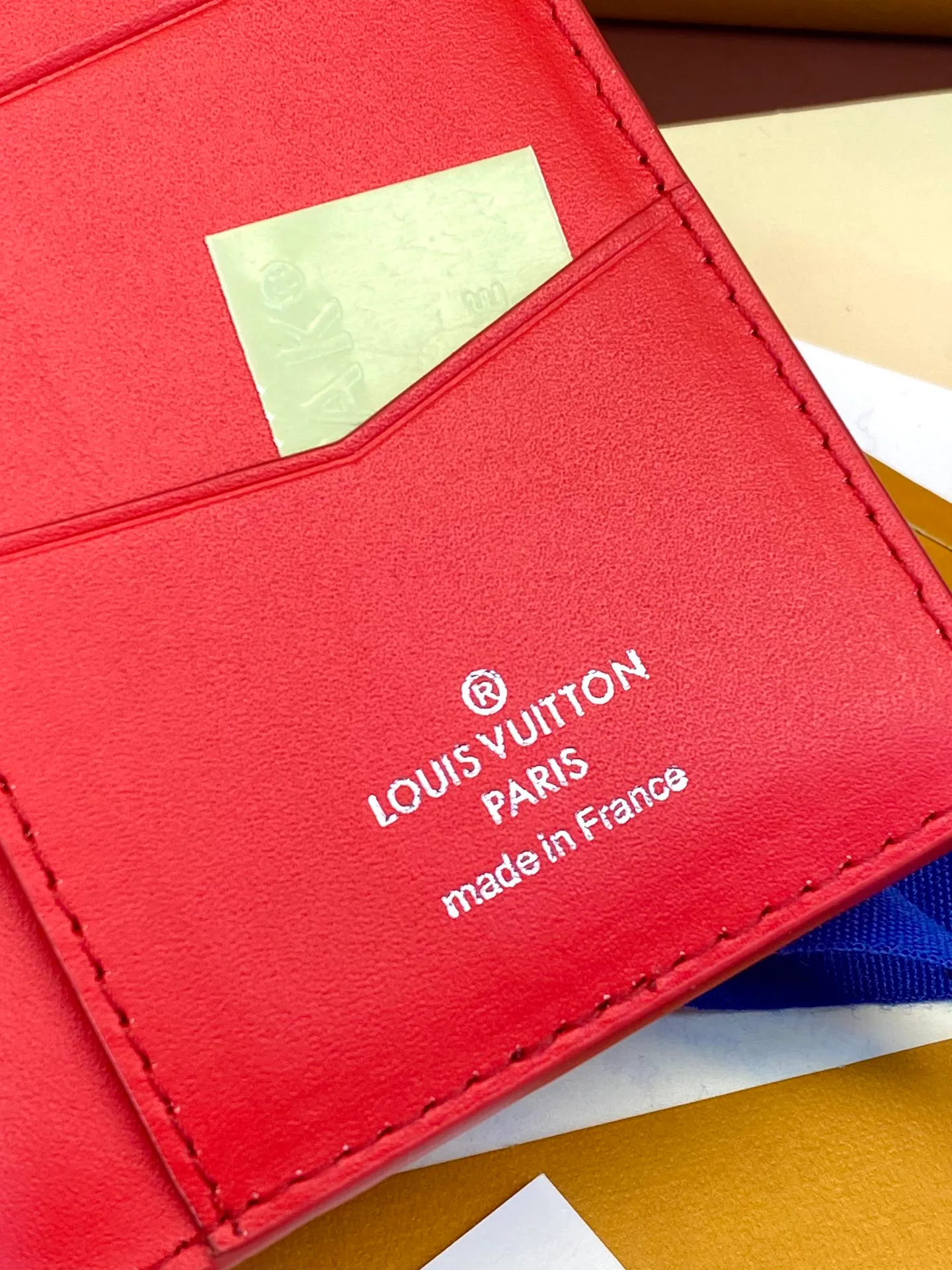 💰 340 M83069 Red! Chip version, (made of top-grain cowhide), this pocket wallet is made of full-grain Taurillon leather, with subtle embossed LV letters and Monogram flowers. The compact design has an inner pocket and an outer pocket for easy access to credit cards or transportation cards. Detailed features 7.5 x 11.1 x 1 cm (length x height x width).
