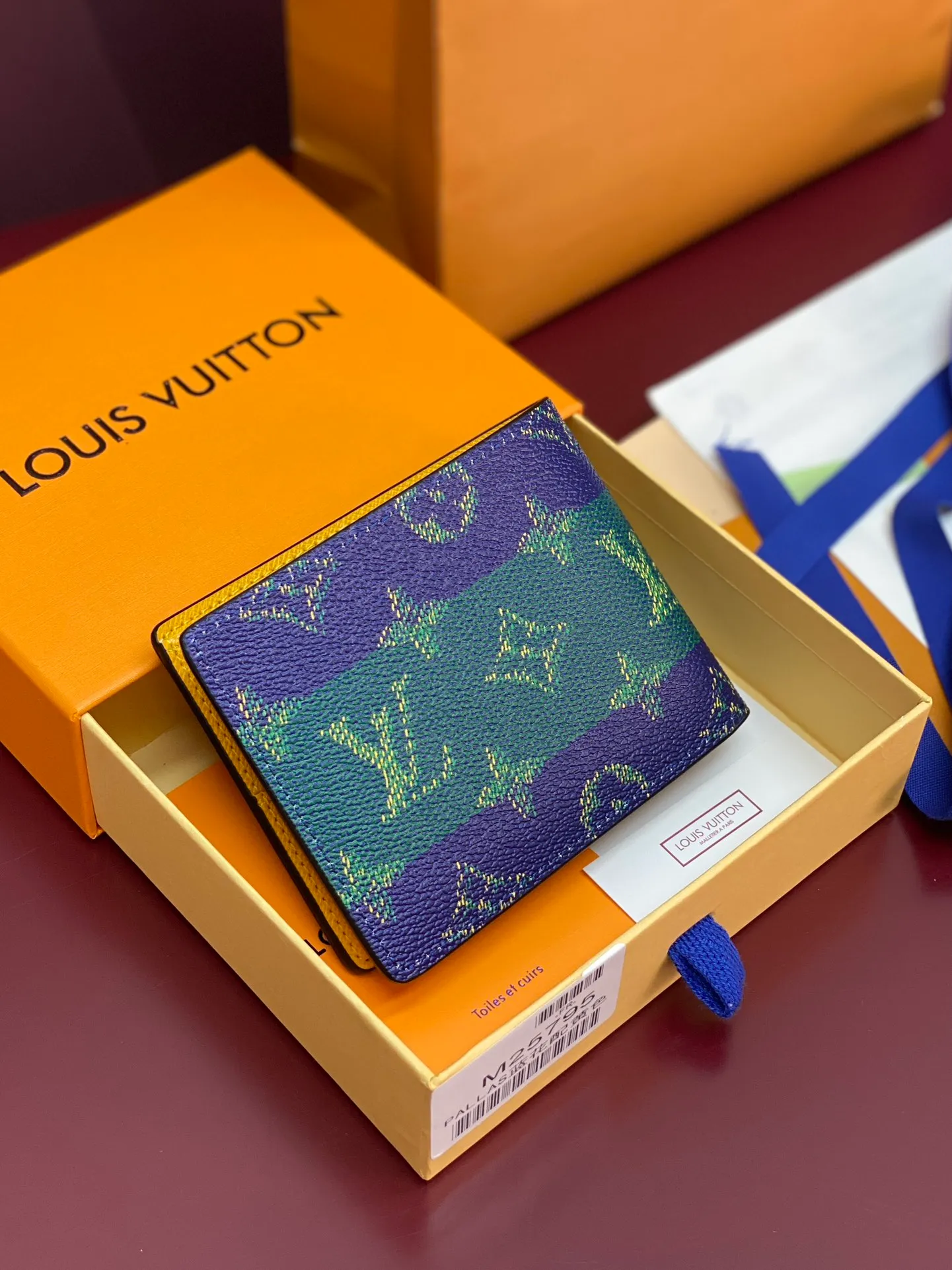 M25795 Multiple Wallet, this Multiple wallet is made of Monogram Heritage canvas, with a contrasting leather lining, and part of the lining is decorated with a colorful stripe print. Monogram Heritage is Pharrell Williams' reinterpretation of the original Damier pattern, integrating its warp and weft plaid into the Monogram pattern, adding a modern style. The wallet features multiple business card slots and compartments, making it easy to fit in your pocket.  11.5 x 9 x 1.5 cm (length x height x width). 💰340