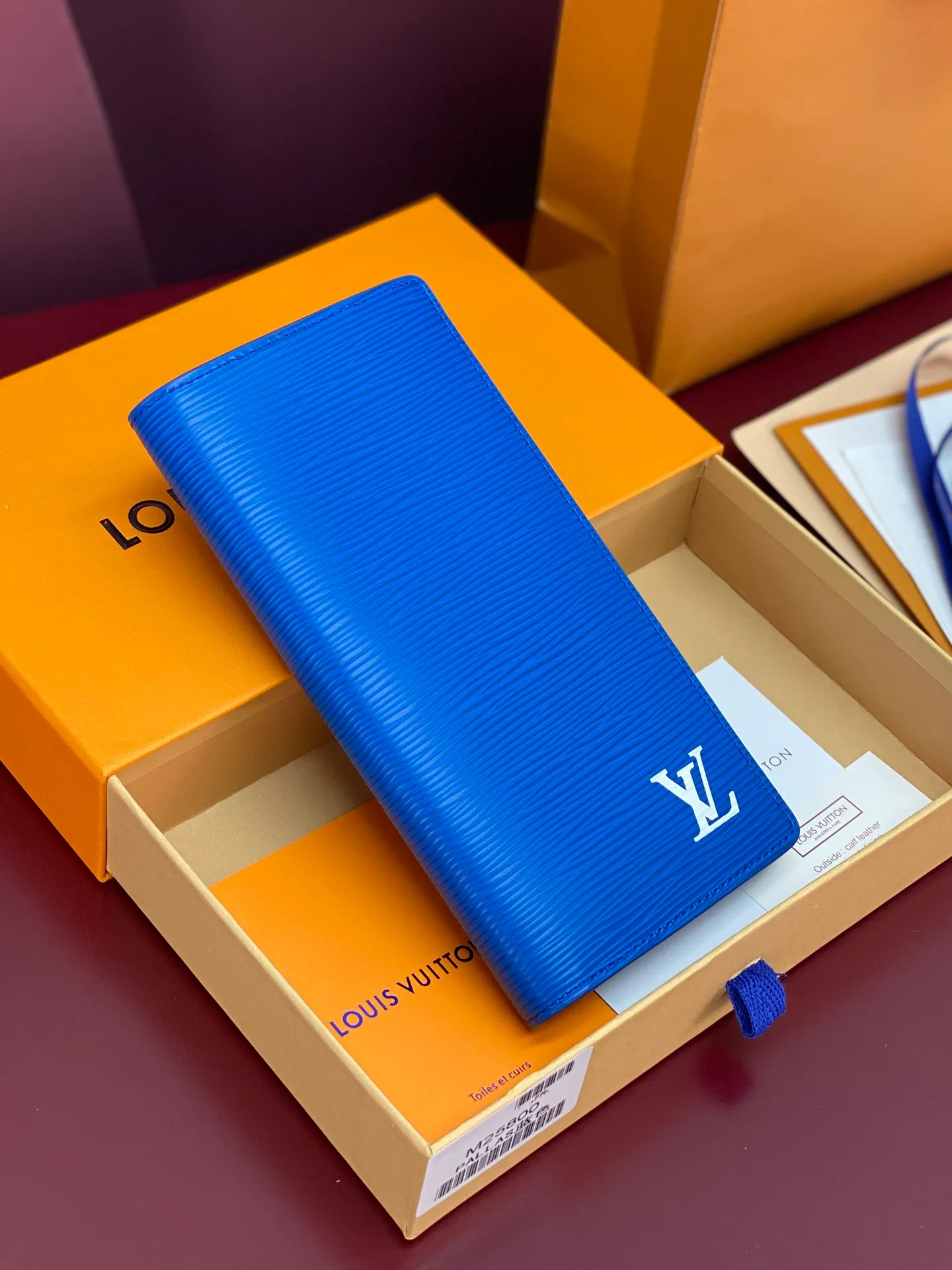 M25800 blue! 🐢 Water ripple long clip! The Brazza wallet has multiple credit card slots and compartments for banknotes. It is very practical and made of elegant and soft Epi leather. size:10X19CM. 💰460
