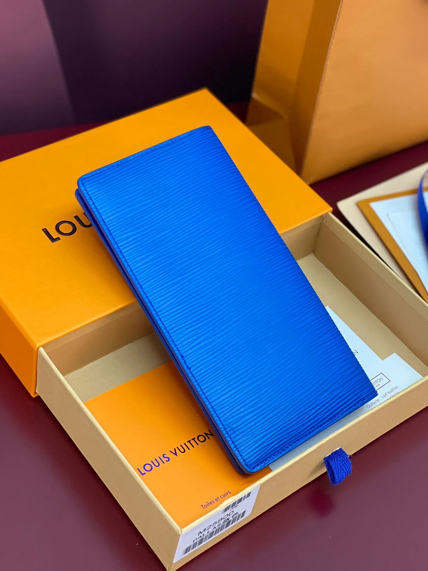 M25800 blue! 🐢 Water ripple long clip! The Brazza wallet has multiple credit card slots and compartments for banknotes. It is very practical and made of elegant and soft Epi leather. size:10X19CM. 💰460