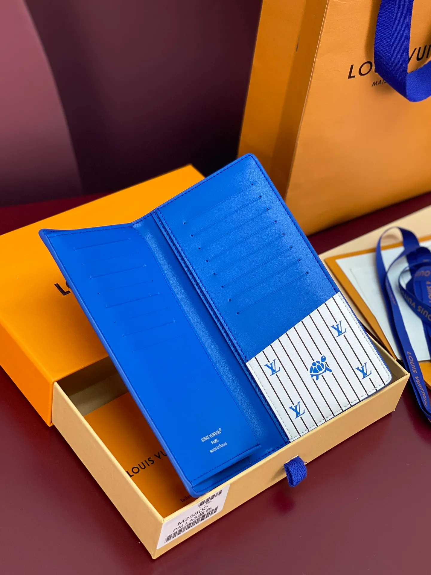 M25800 blue! 🐢 Water ripple long clip! The Brazza wallet has multiple credit card slots and compartments for banknotes. It is very practical and made of elegant and soft Epi leather. size:10X19CM. 💰460